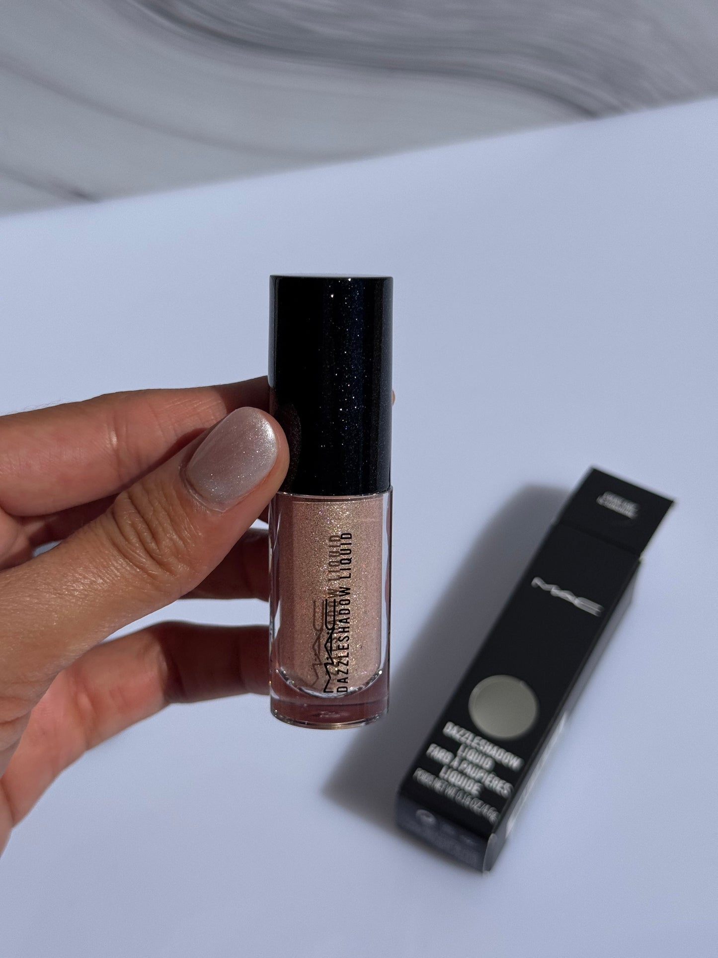 Sombra Líquida MAC tono Every Day Is Sunshine