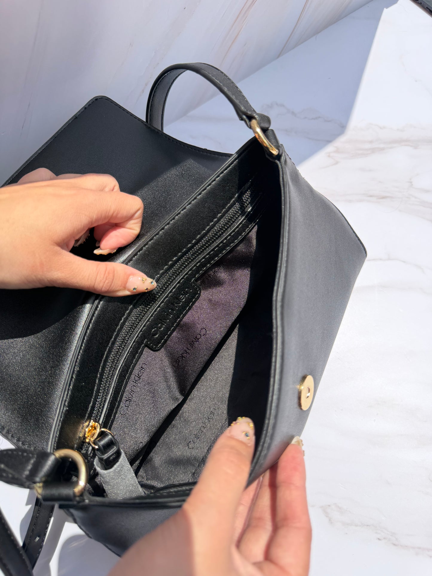 Crossbody Calvin Klein- negra con detalles en cafe