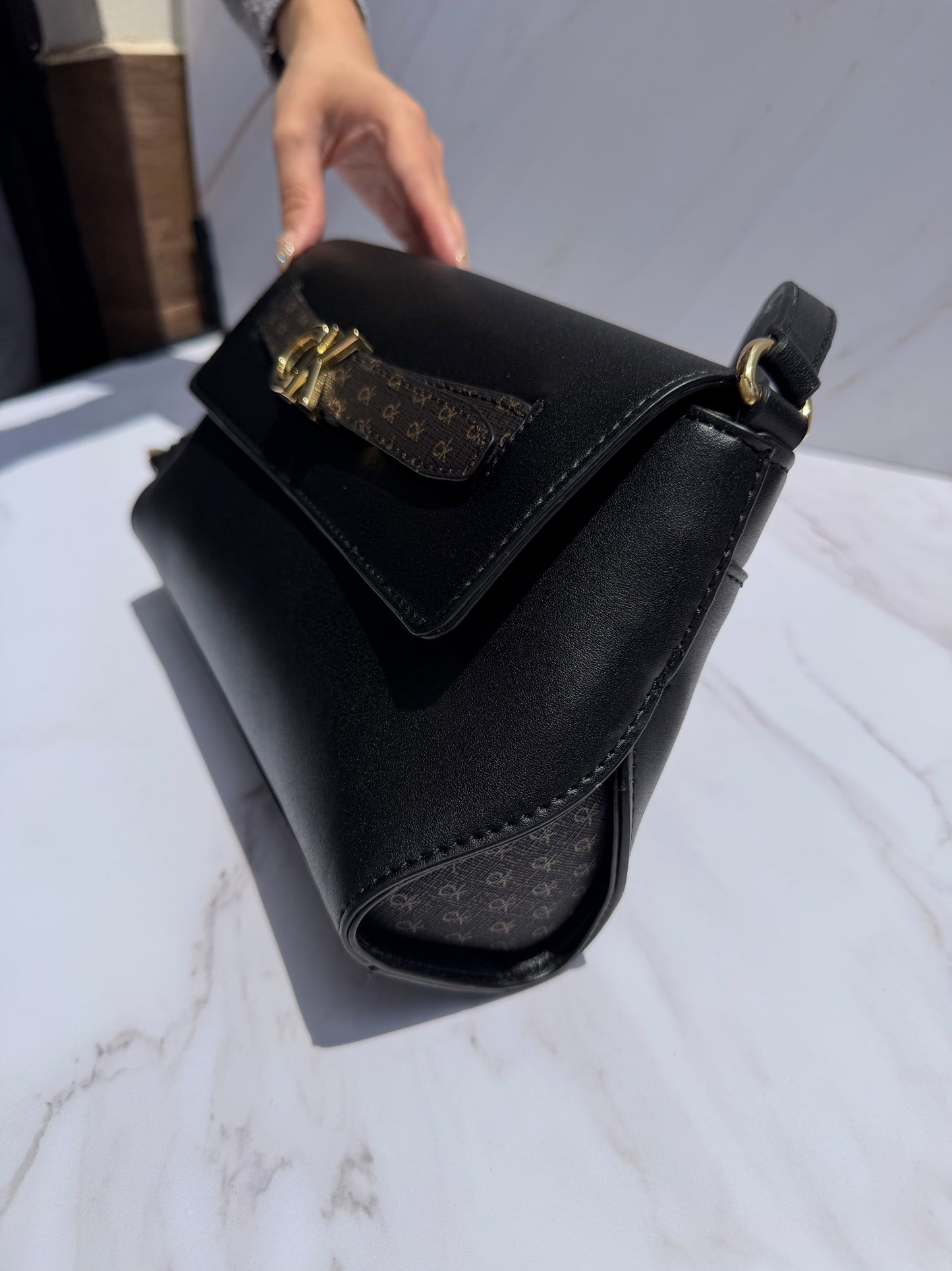 Crossbody Calvin Klein- negra con detalles en cafe