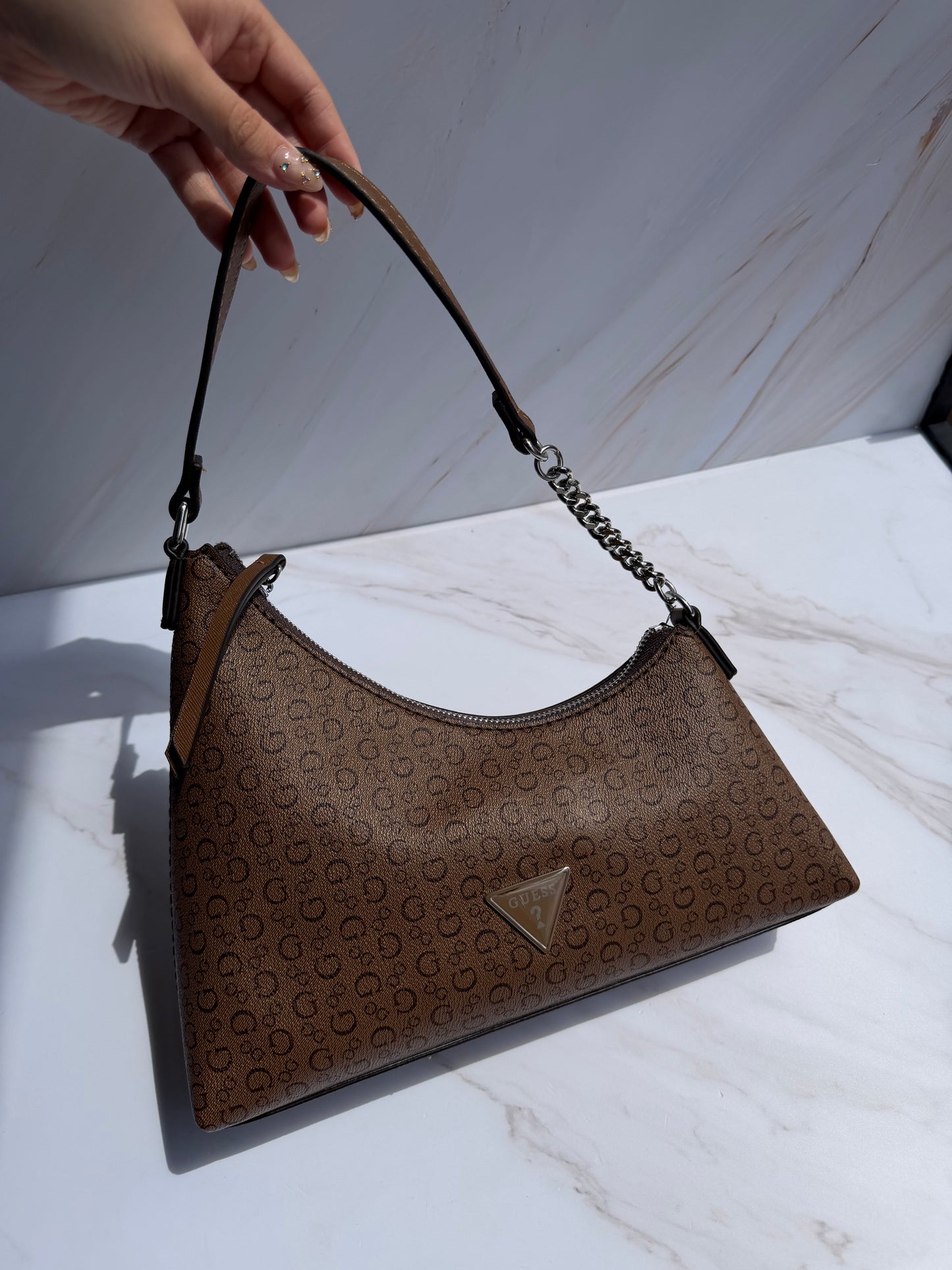 Hand Bag GUESS- café estampada chica