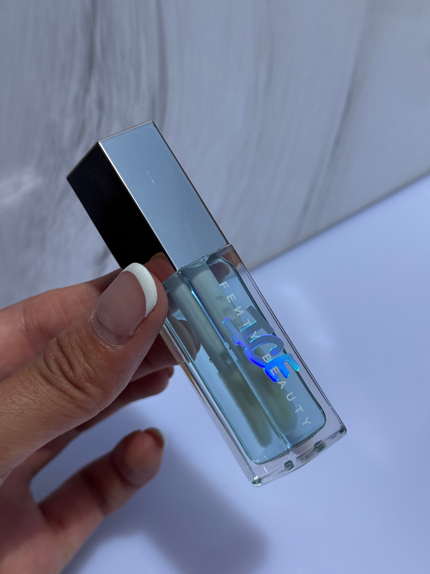 Gloss BOMB ICE Fenty Beauty Lip Gloss Tono- COLD HEART’D (sin caja)