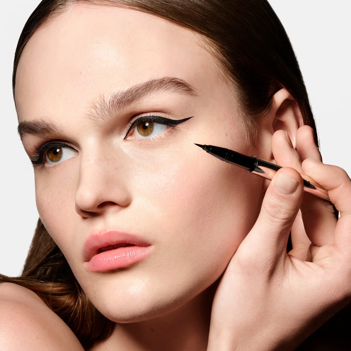 Clear Cut
Liquid Eyeliner
Tono-Black Onyx 
Matte