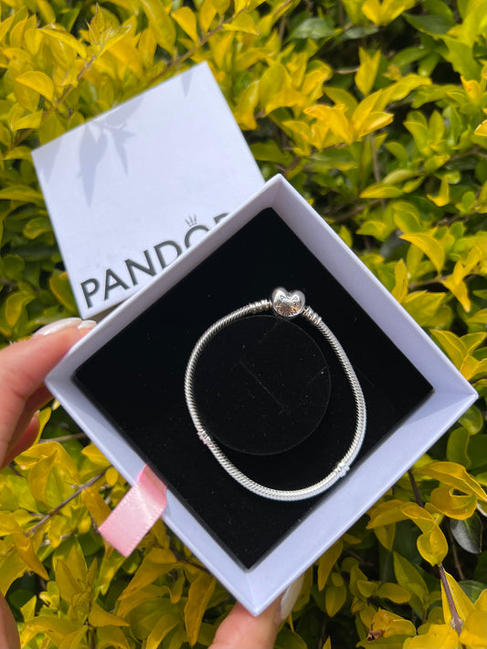 Brazalete Pandora de plata con cierre de Corazon Pandora Moments- 18cm