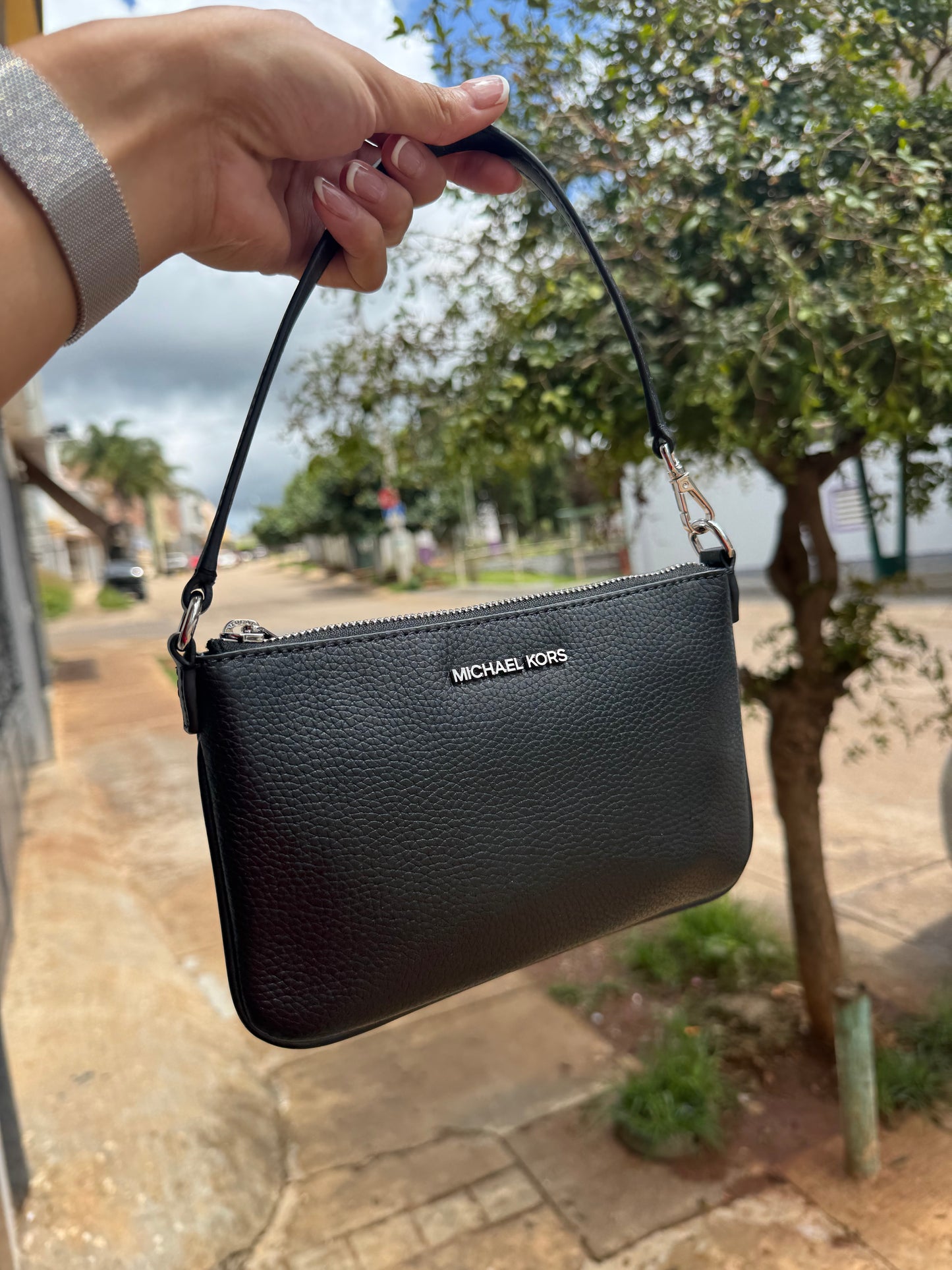 Convertible Wristlet Negra Michael Kors