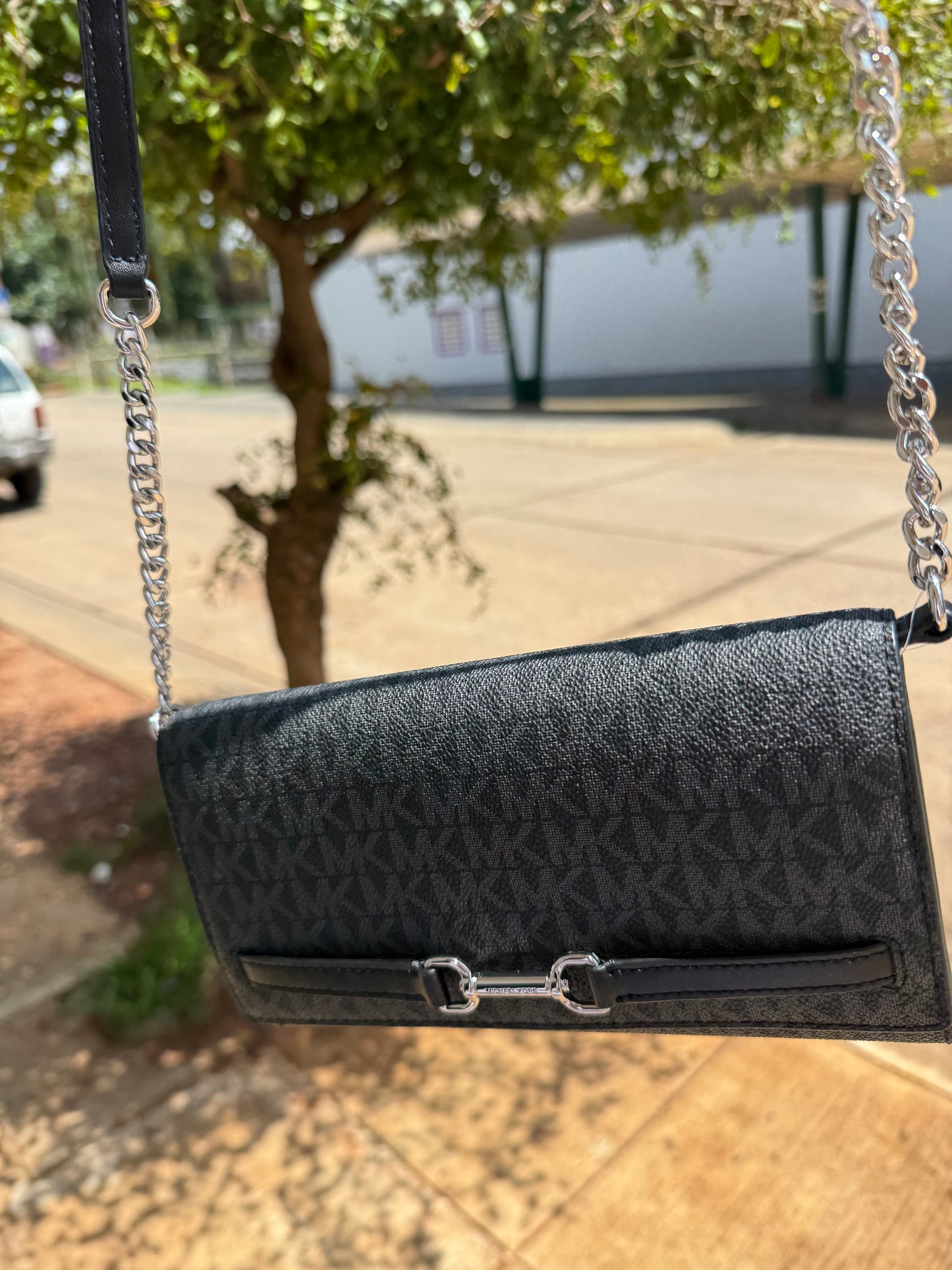 MICHAEL KORS OUTLET Carson Large Signature Logo Convertible Crossbody Bag NEGRA