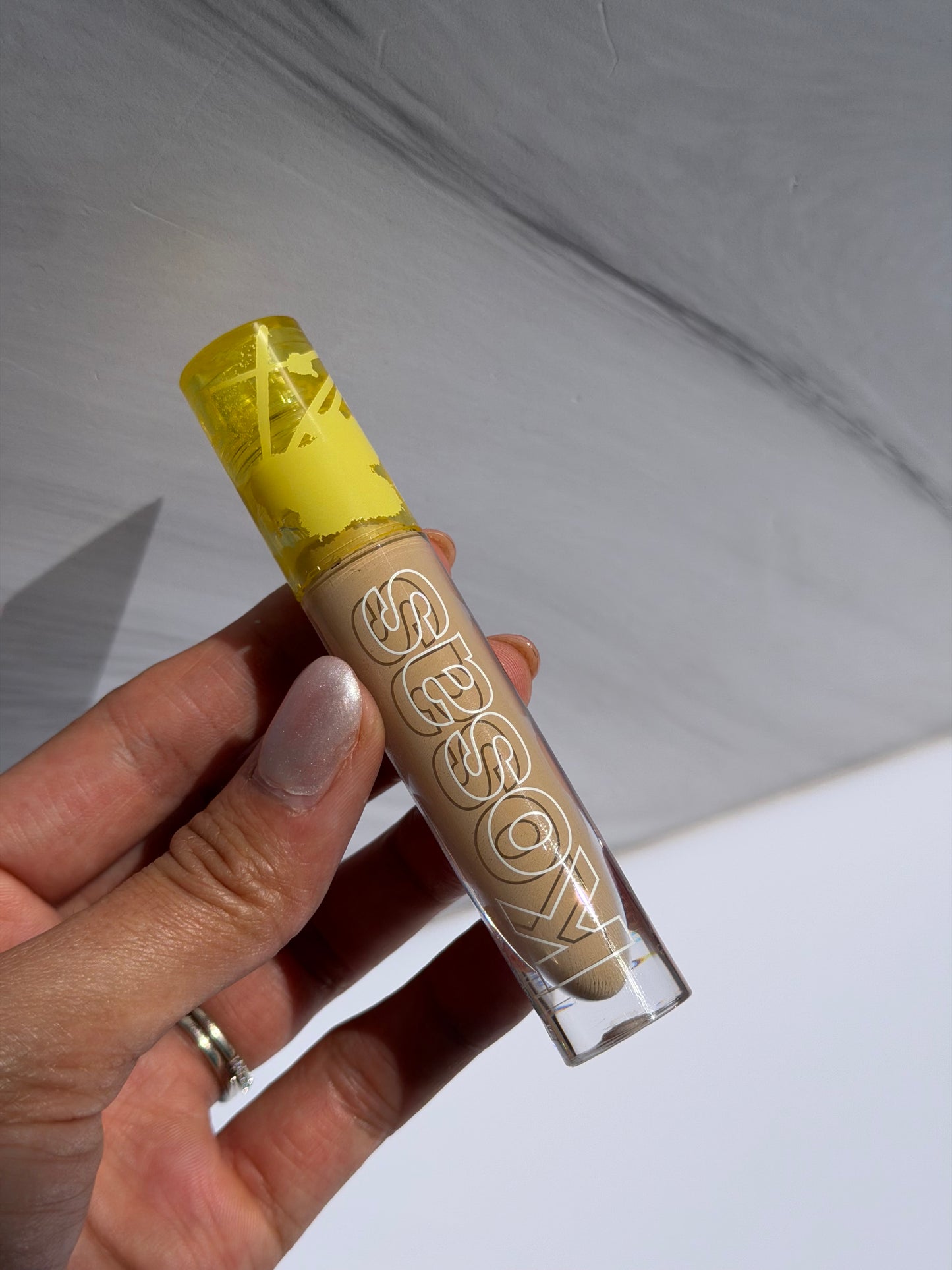 Kosas Revealer Super Creamy + Brightening Concealer with Caffeine and Hyaluronic Acid Tono- 04N