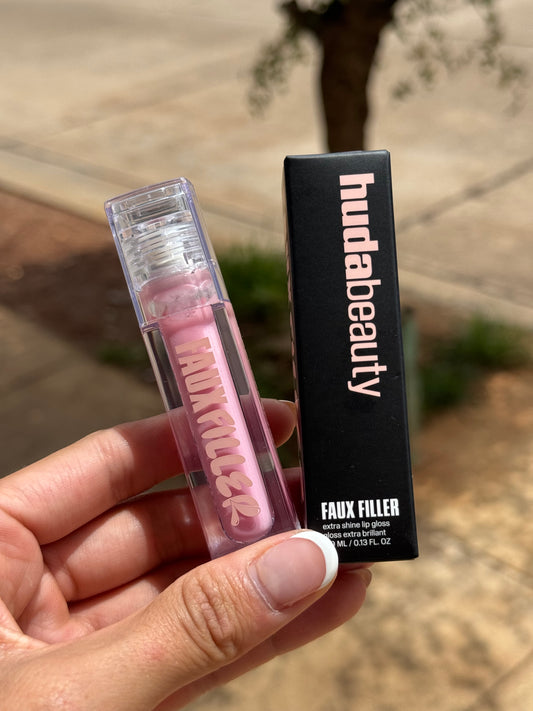 HUDA BEAUTY 
Faux Filler Shiny Non-Sticky Lip Gloss Tono- UUU-BABY