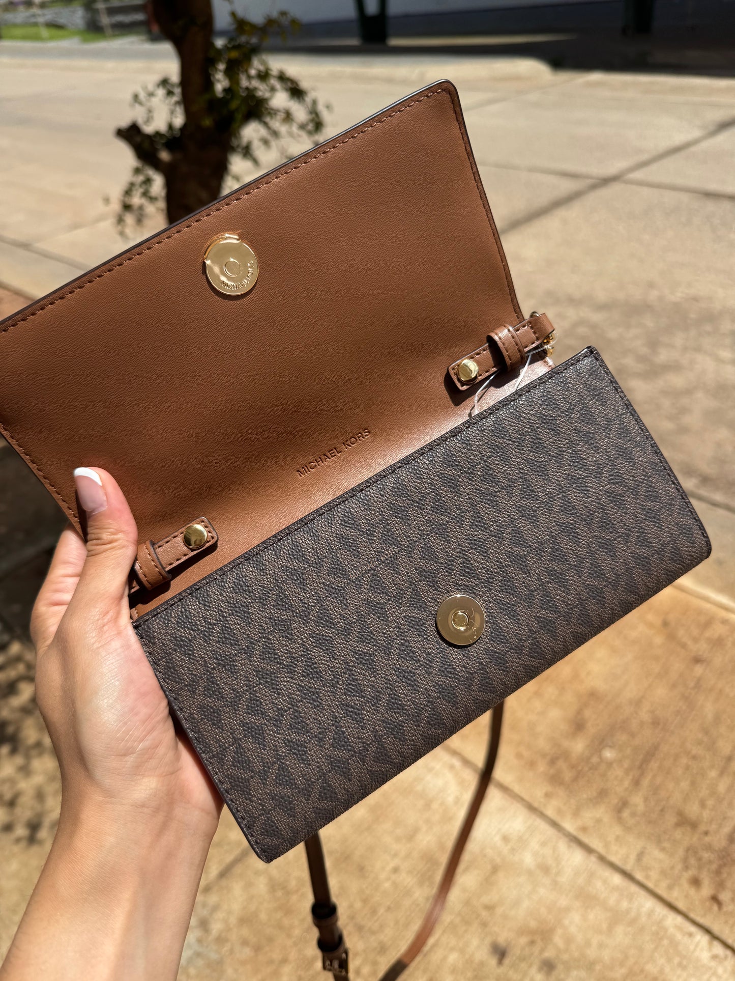 MICHAEL KORS OUTLET Carson Large Signature Logo Convertible Crossbody Bag CAFE