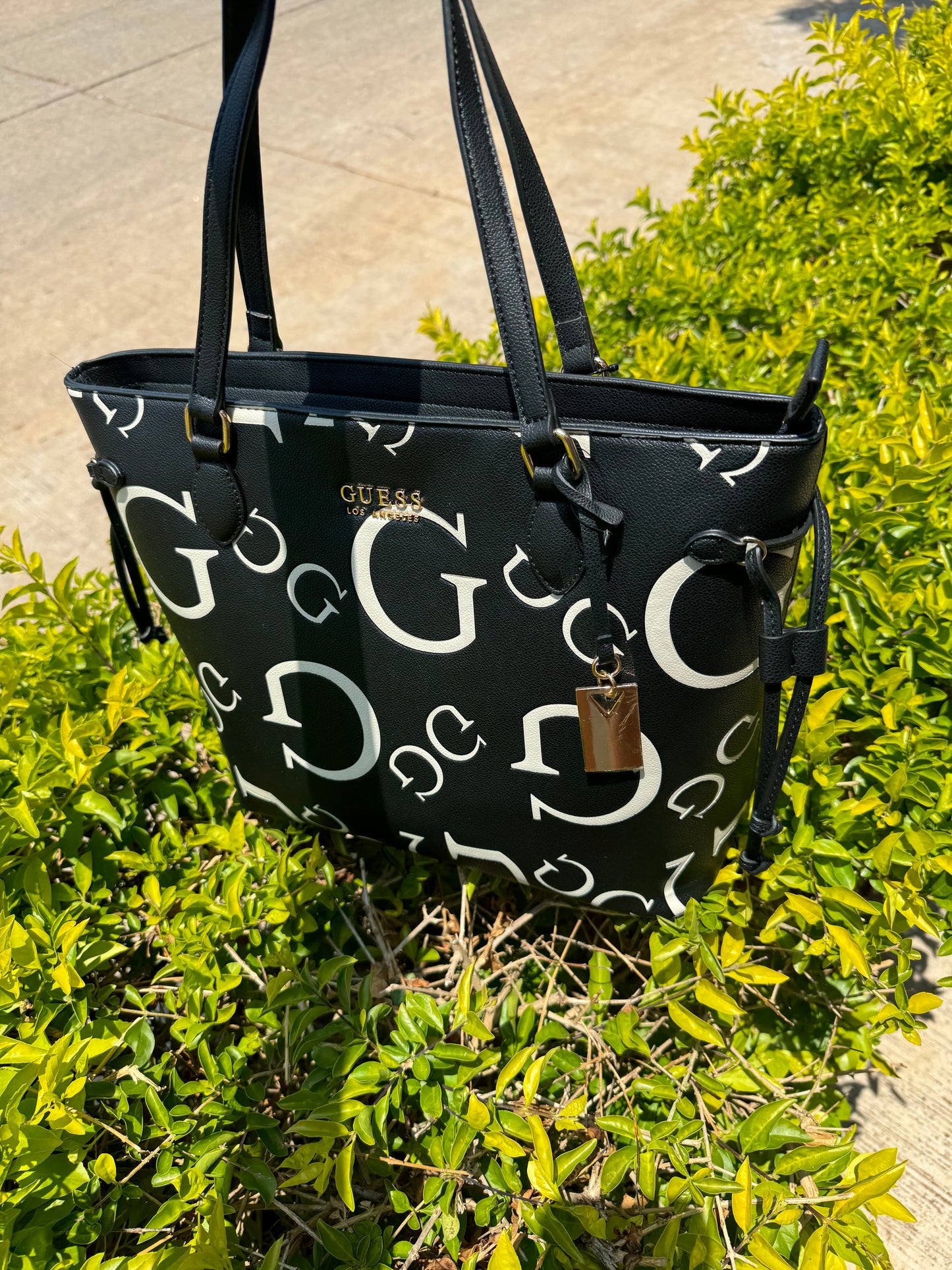 Shoulder Bag Guess Negra con logo Blanco