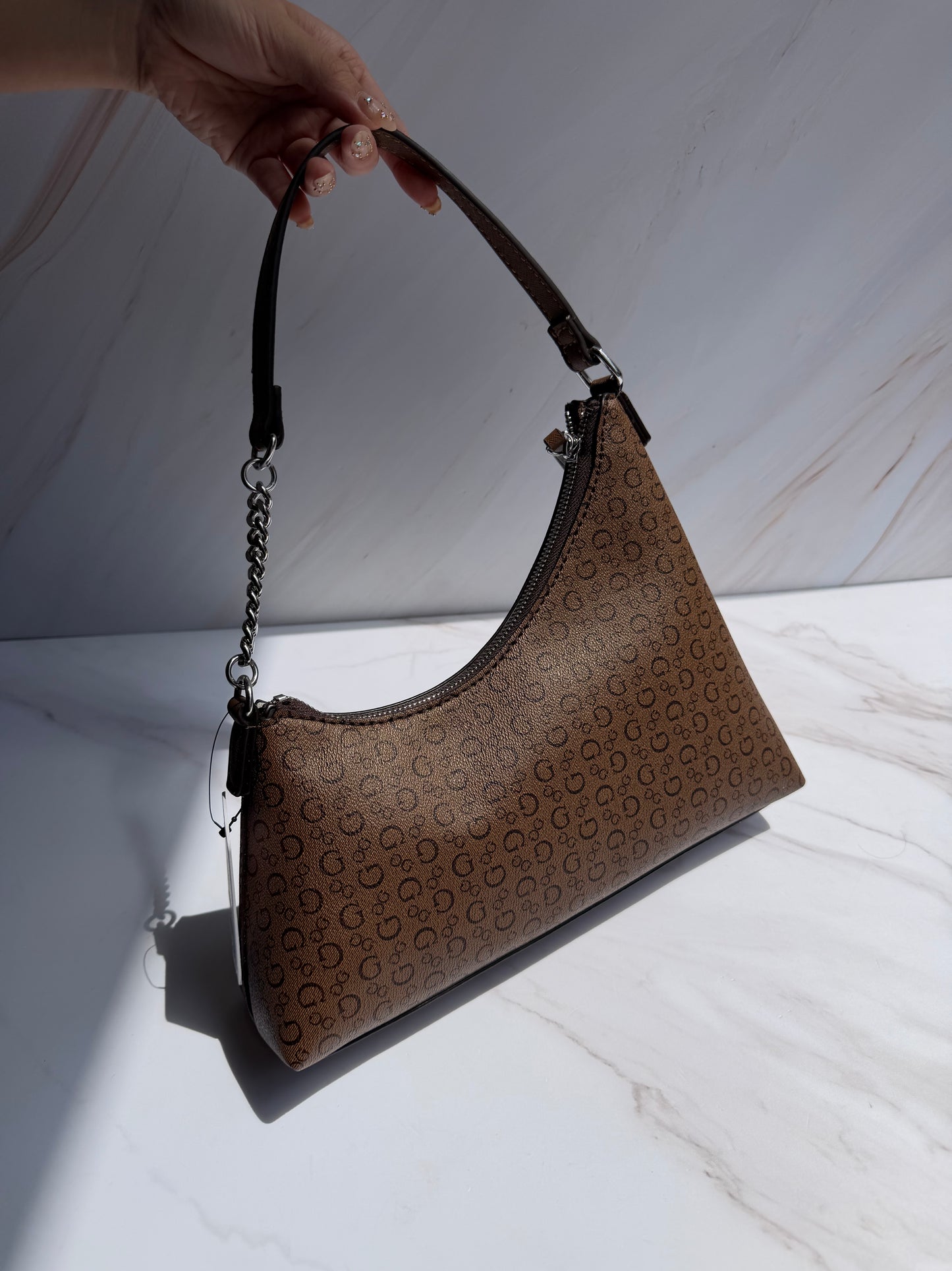 Hand Bag GUESS- café estampada chica