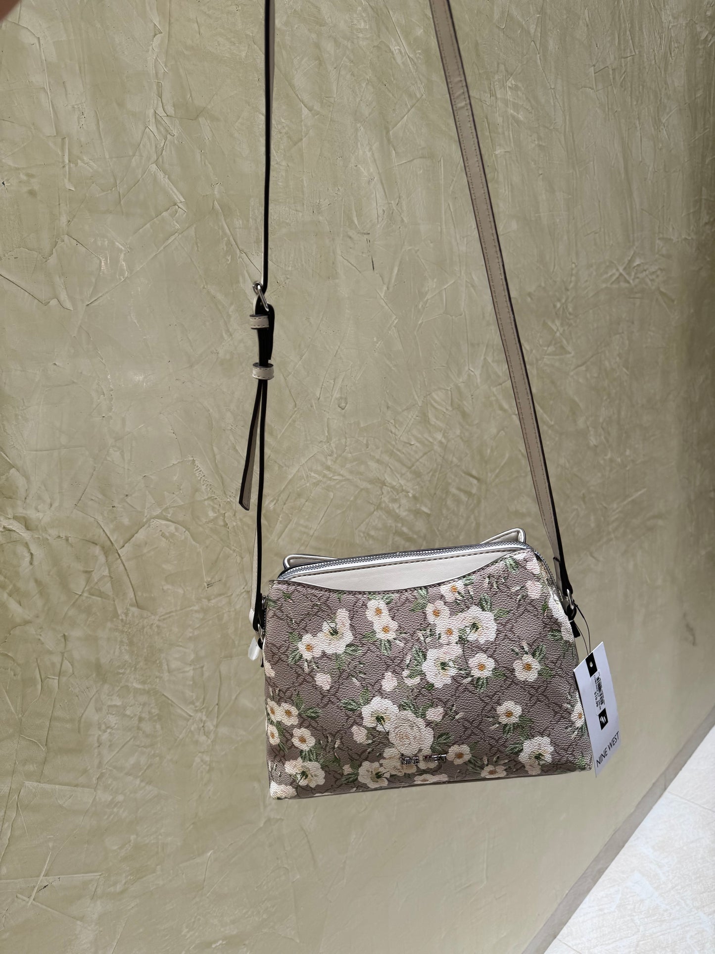 Crossbody Nine West Flores blancas