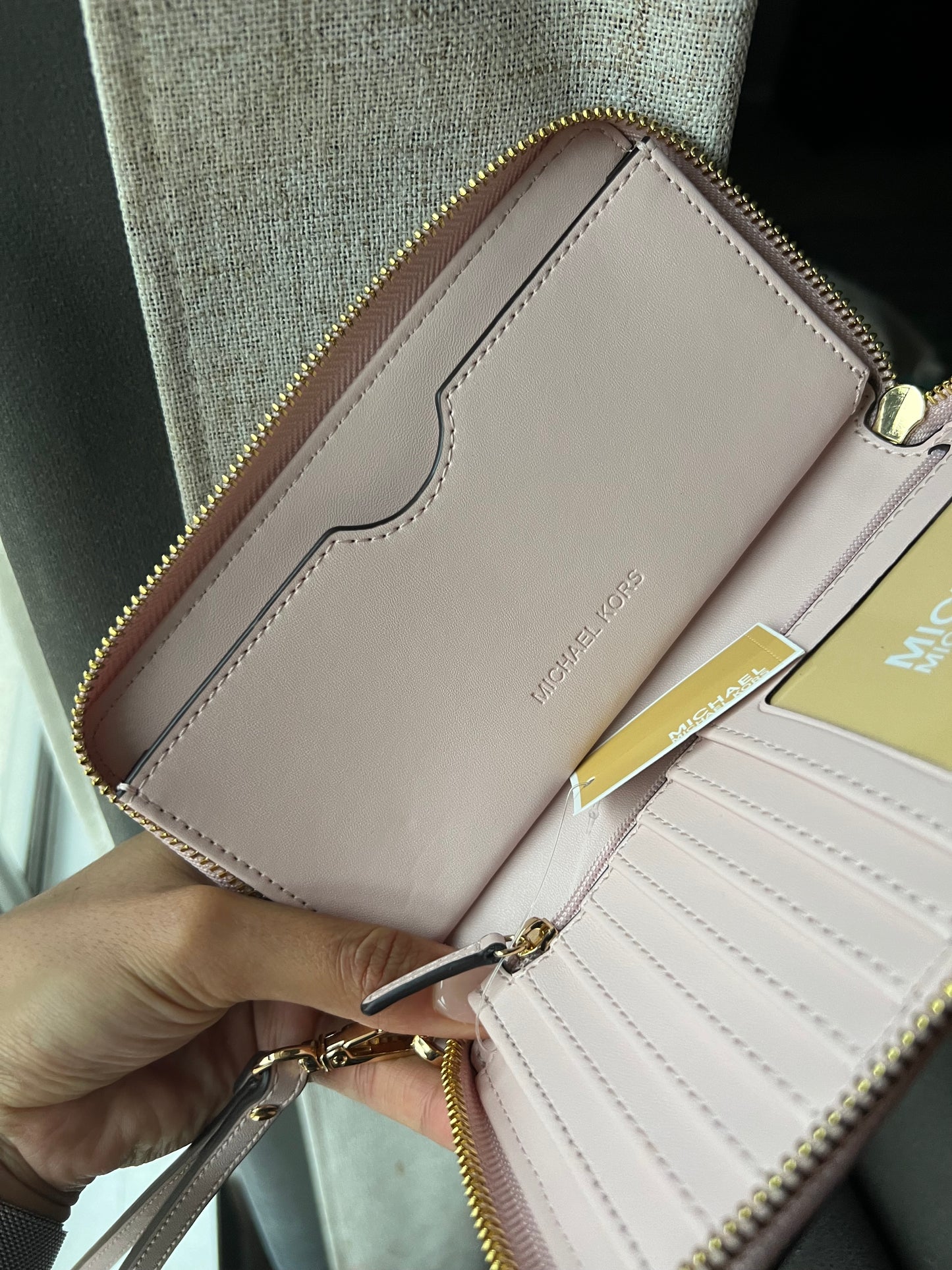 Cartera Michael Kors estilo muñequera baby pink