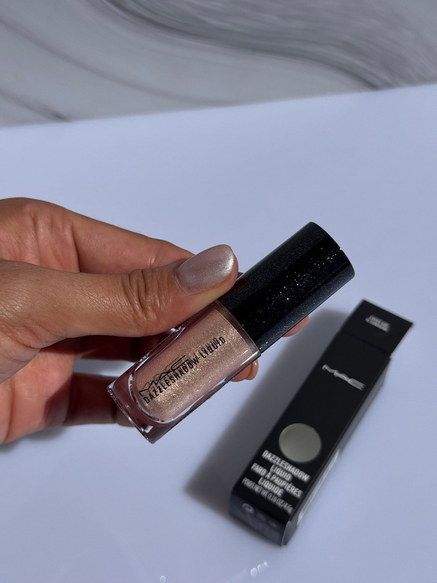 Sombra Líquida MAC tono Every Day Is Sunshine