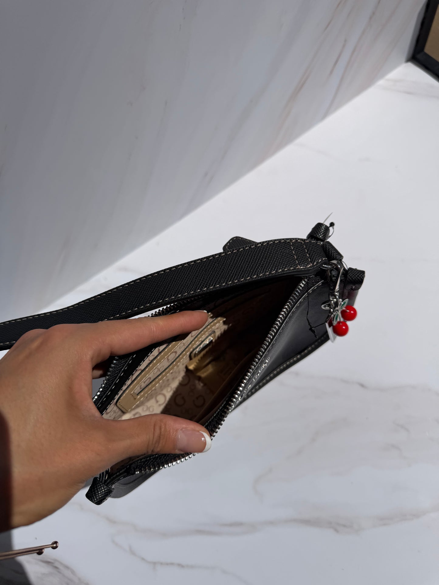 Mini Hand Bag GUESS Negra Charm Cerezas