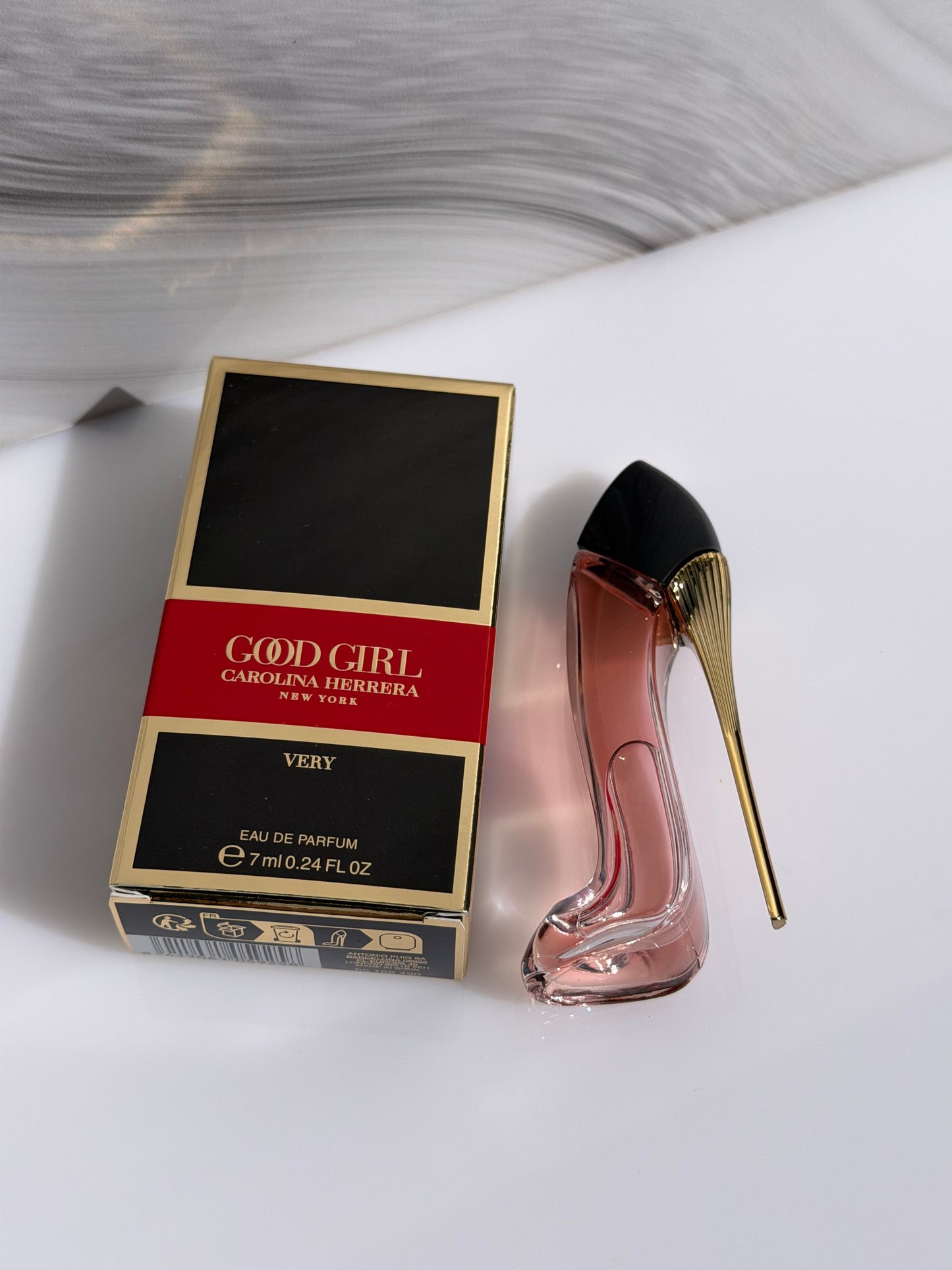 Mini Carolina Herrera Very Good Girl Eau de Parfum with Rose & Vanillai 7ml