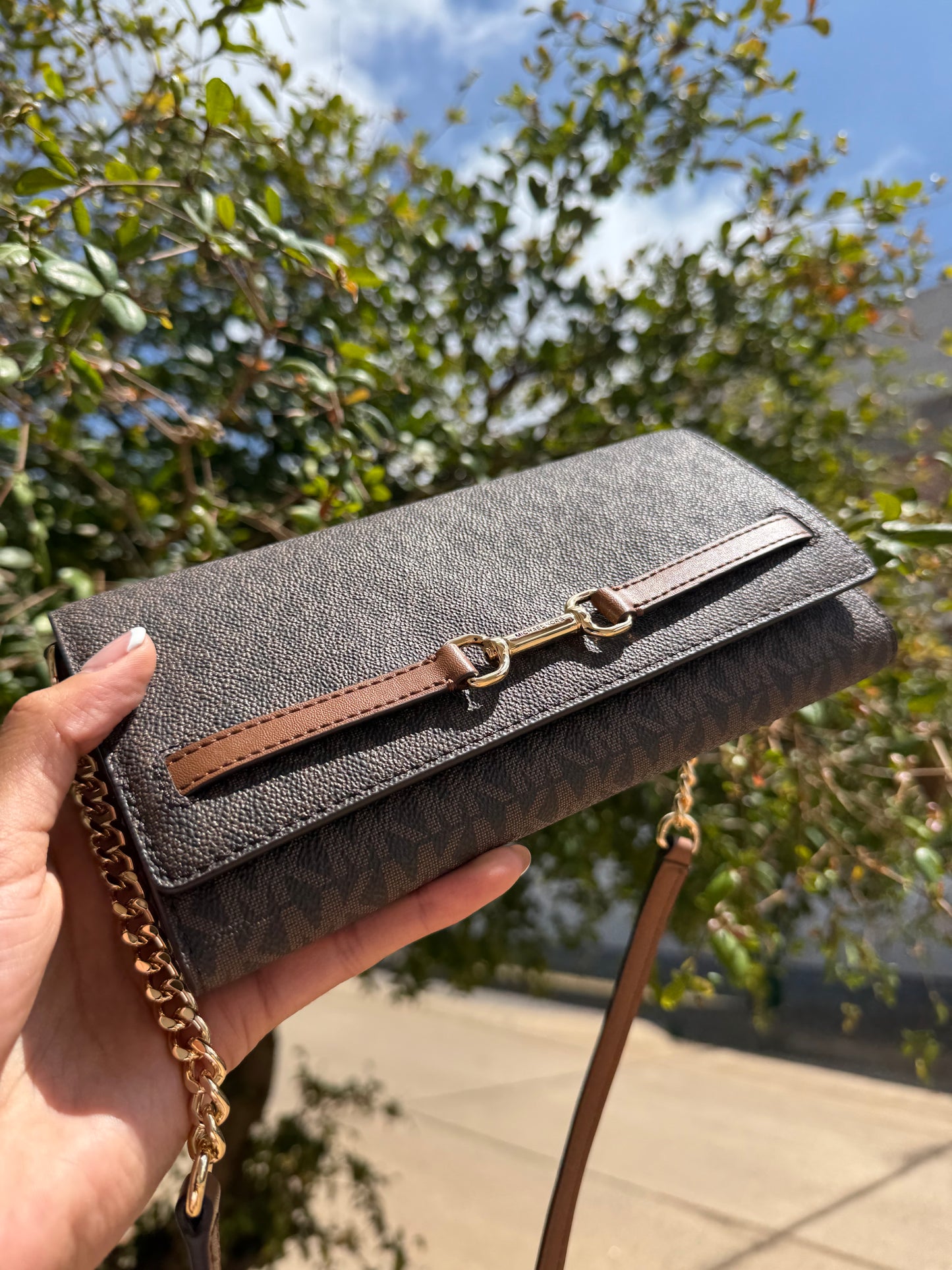 MICHAEL KORS OUTLET Carson Large Signature Logo Convertible Crossbody Bag CAFE