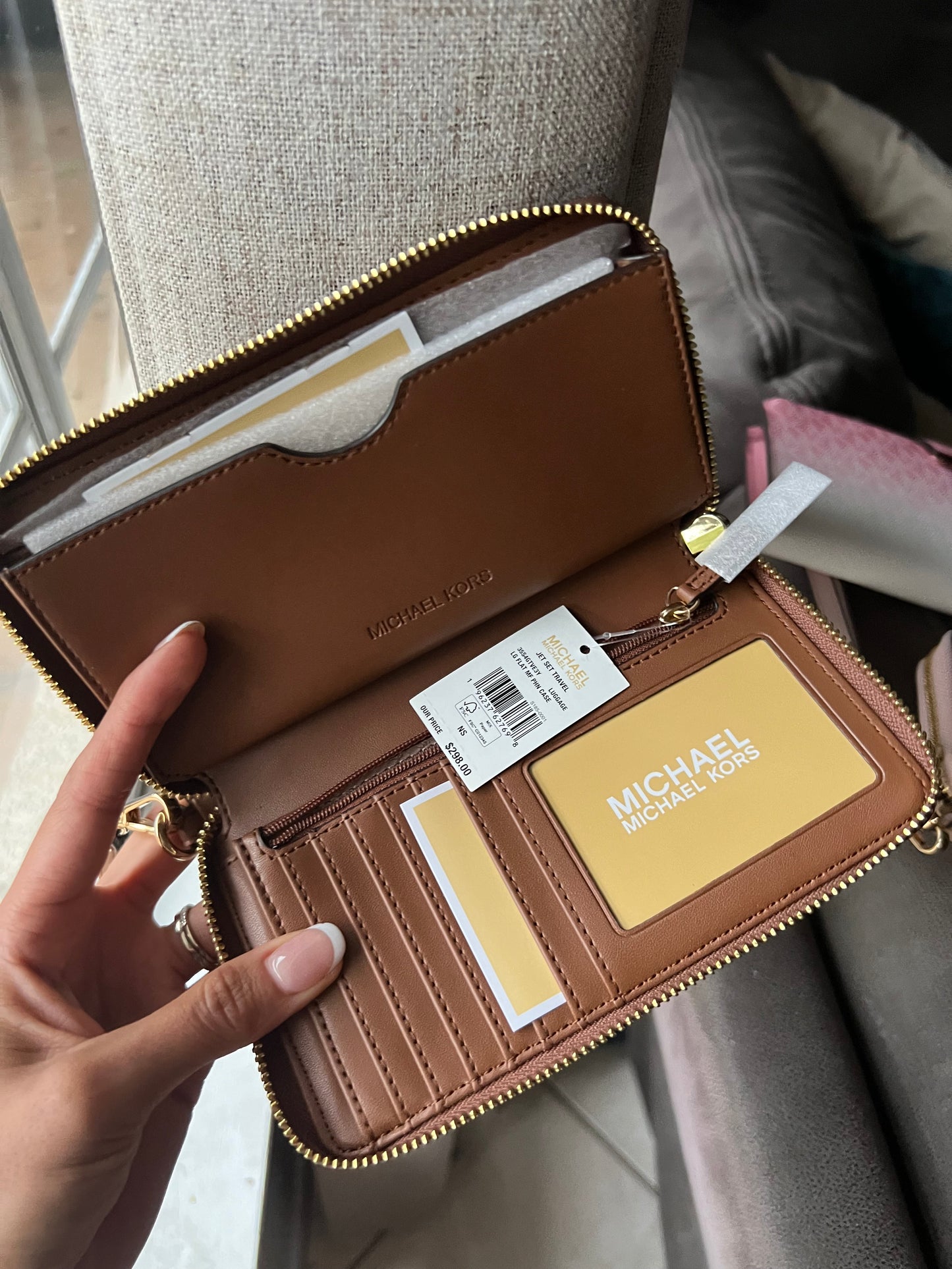 Cartera Michael Kors estilo muñequera cafe