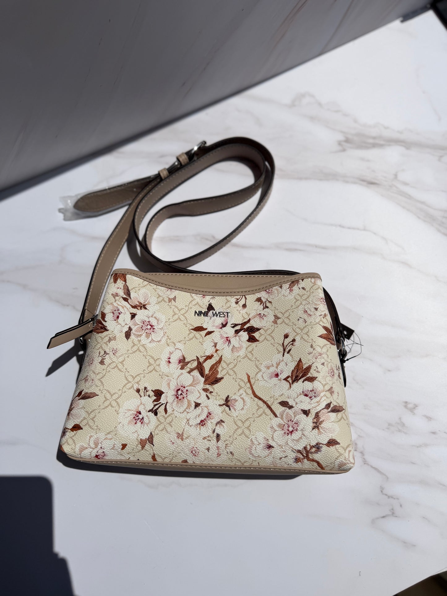 Crossbody NINE WEST- Color crema con flores chica