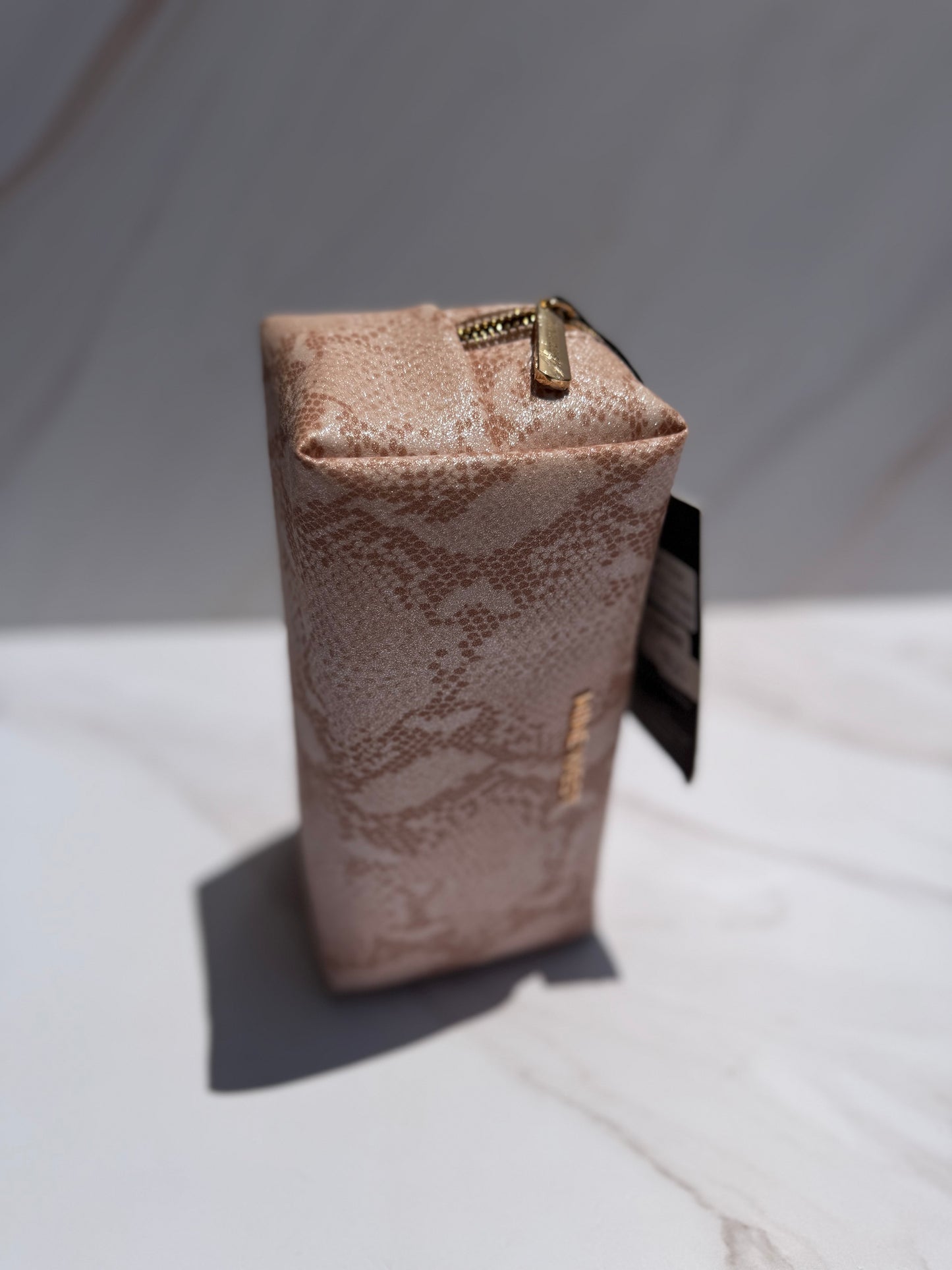 Cosmetiquera Nine West- estampado de serpiente color rosa