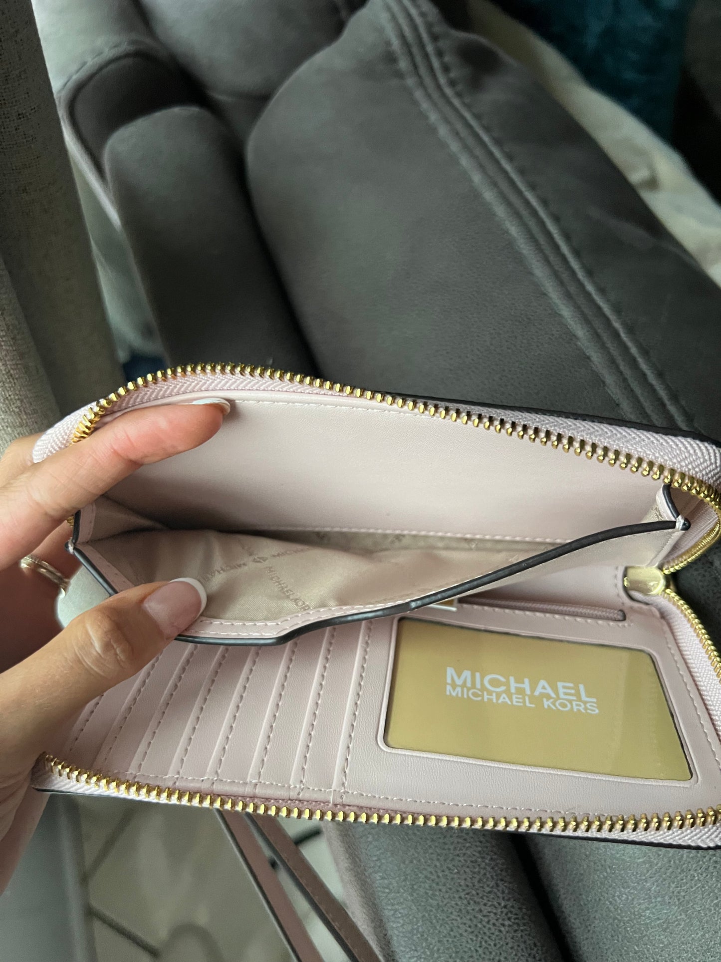 Cartera Michael Kors estilo muñequera baby pink