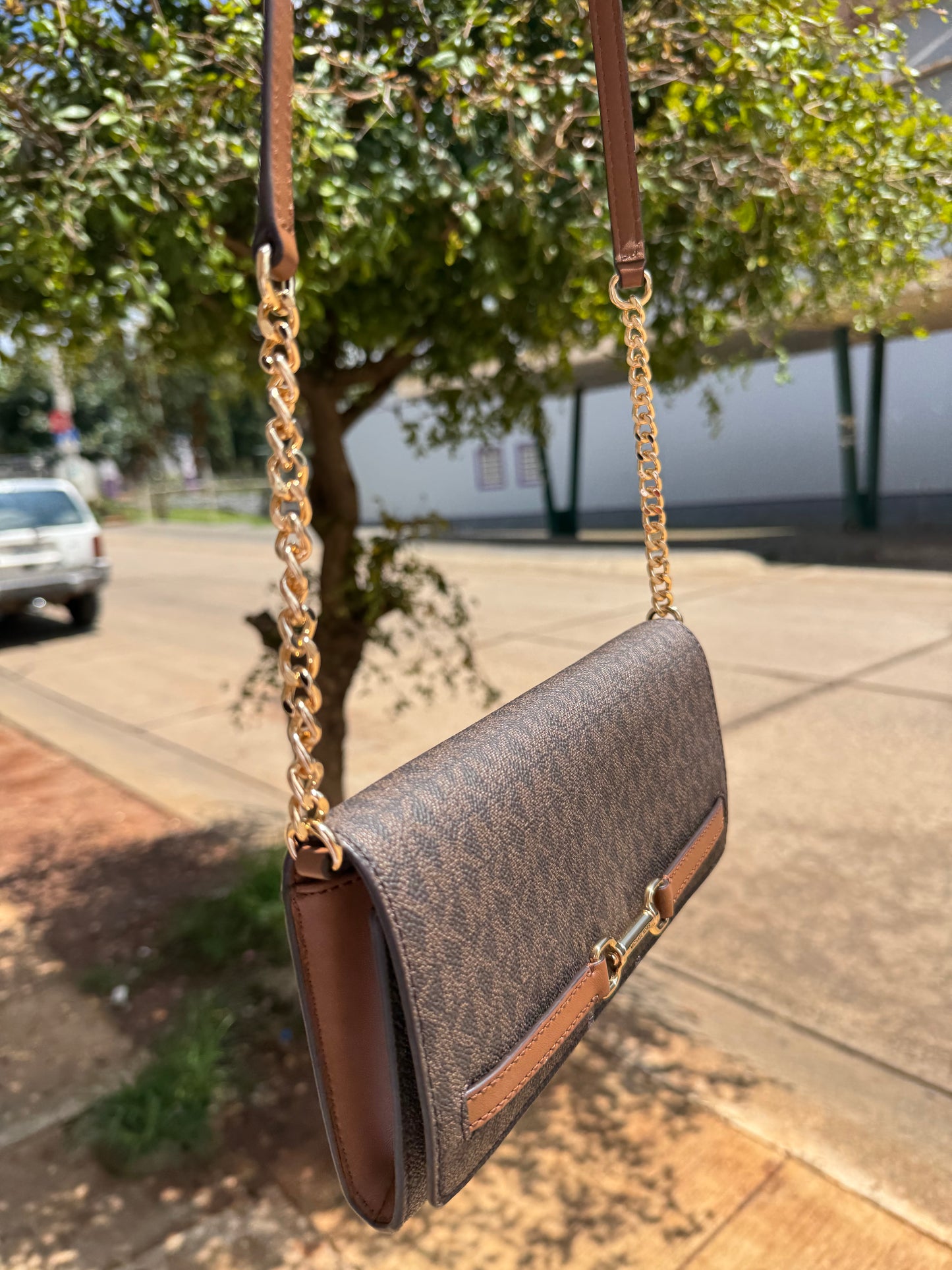MICHAEL KORS OUTLET Carson Large Signature Logo Convertible Crossbody Bag CAFE