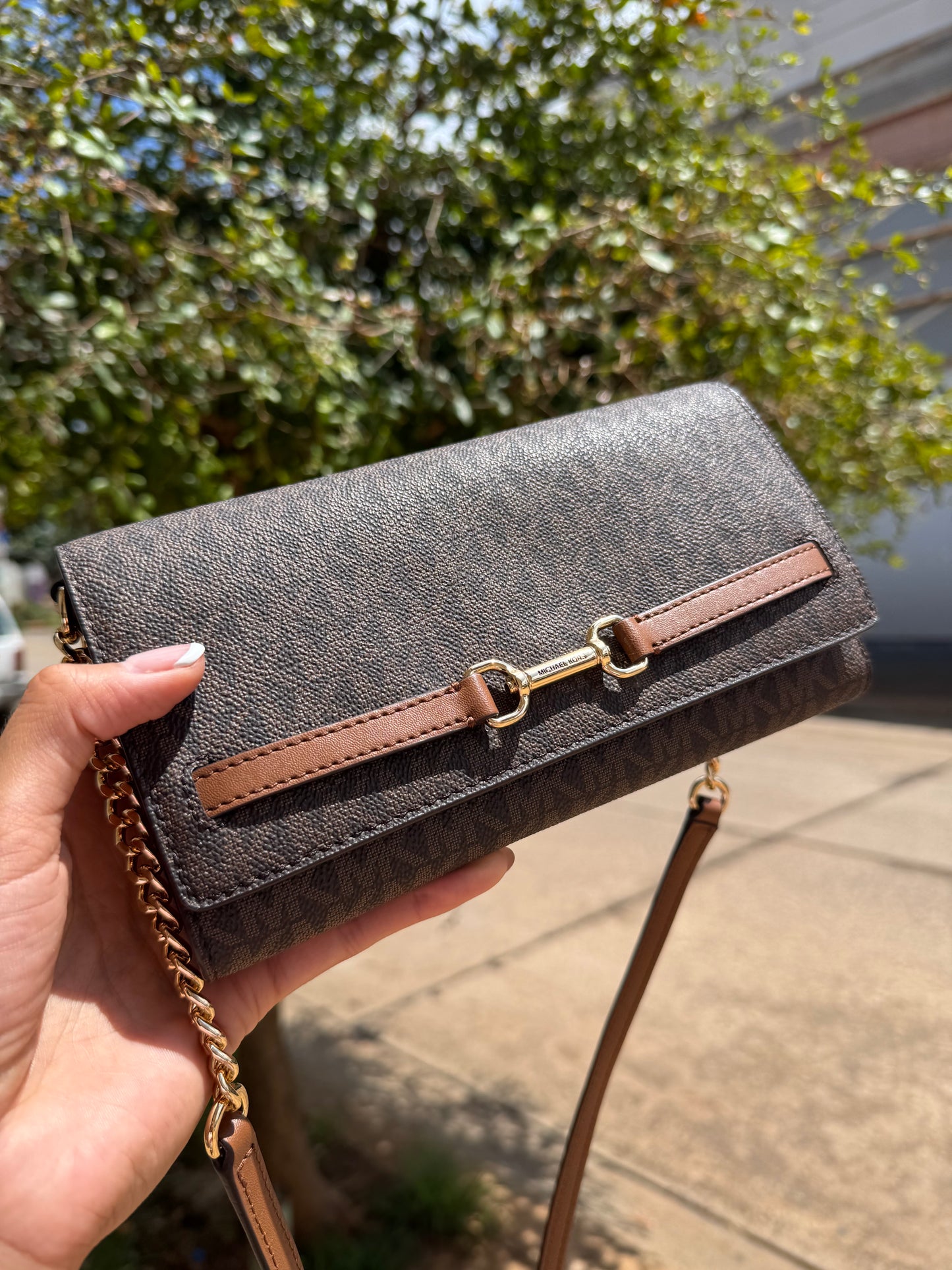 MICHAEL KORS OUTLET Carson Large Signature Logo Convertible Crossbody Bag CAFE