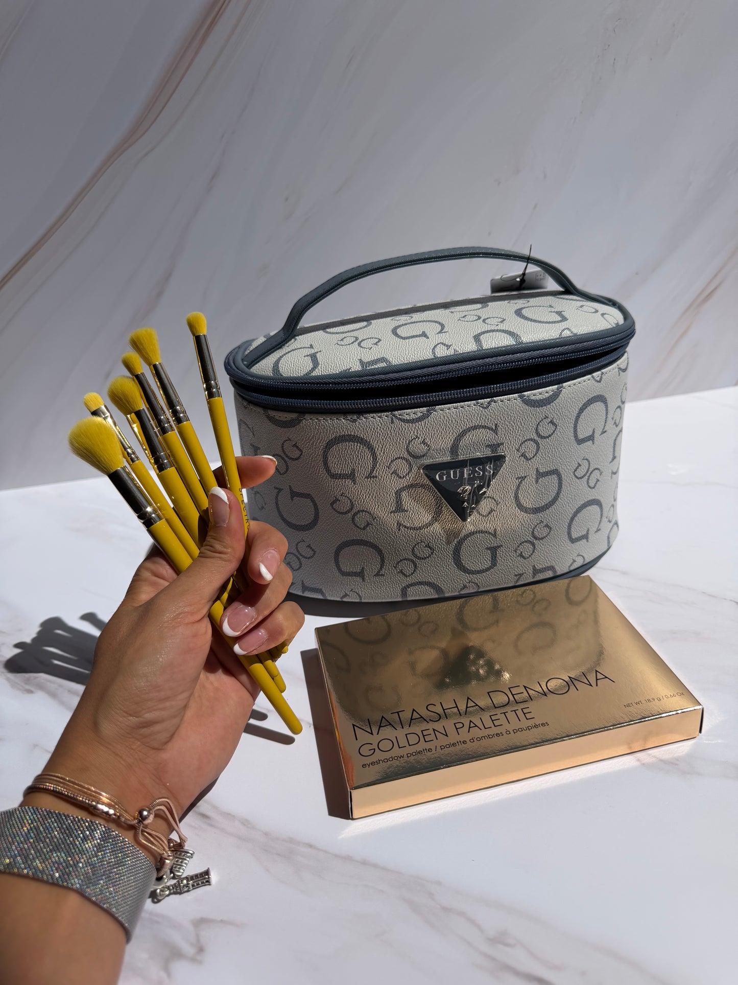 Cosmetiquera GUESS Azul con logo