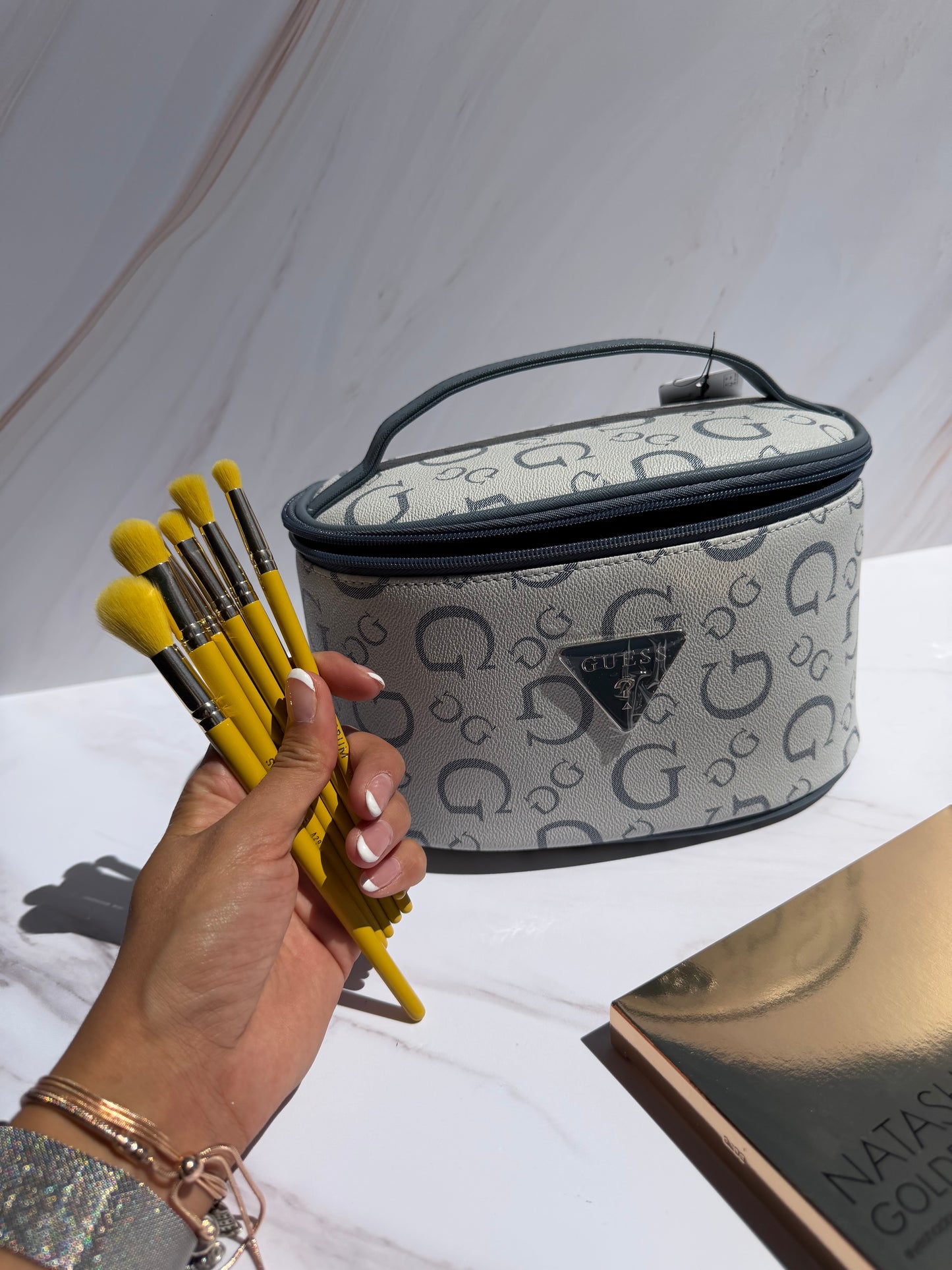 Cosmetiquera GUESS Azul con logo