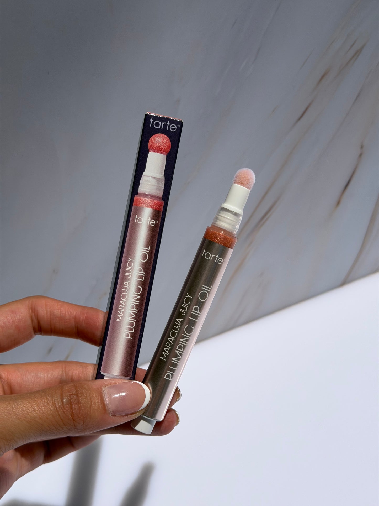 tarte-maracuja juicy lip plumping oil with hyaluronic acid- TONO SHIMMERING MAPLE