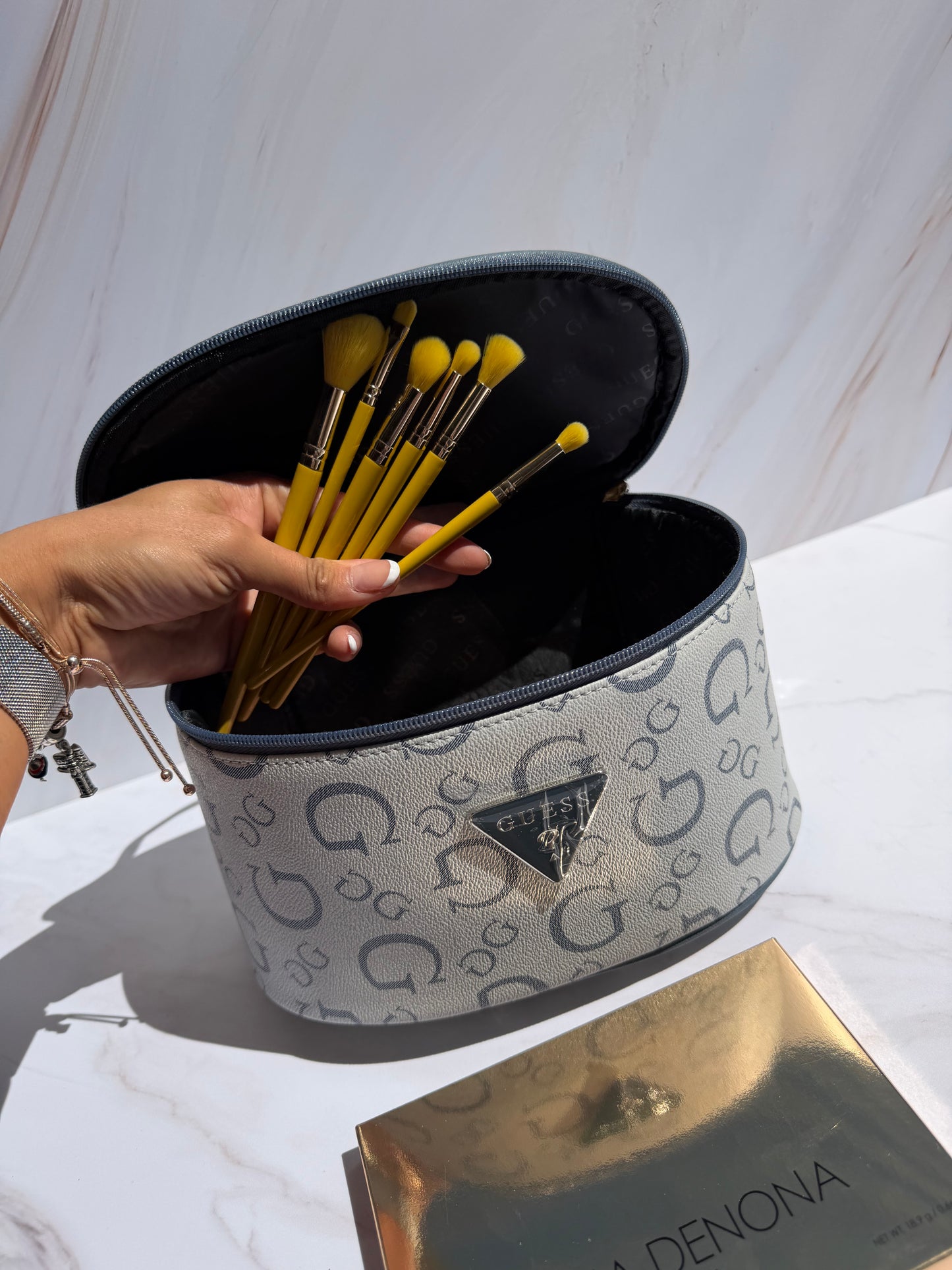 Cosmetiquera GUESS Azul con logo