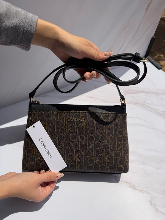 Crossbody Calvin Klein- Negra con Café