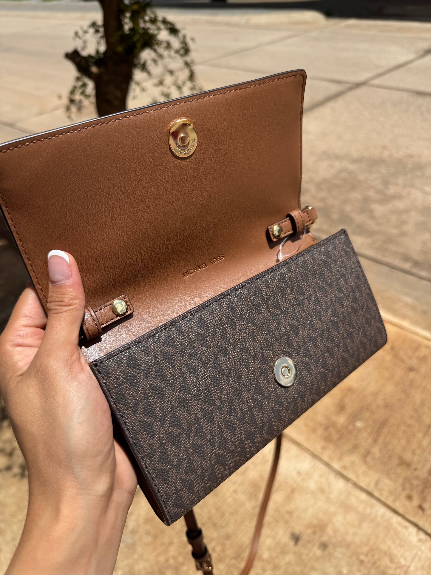 MICHAEL KORS OUTLET Carson Large Signature Logo Convertible Crossbody Bag CAFE