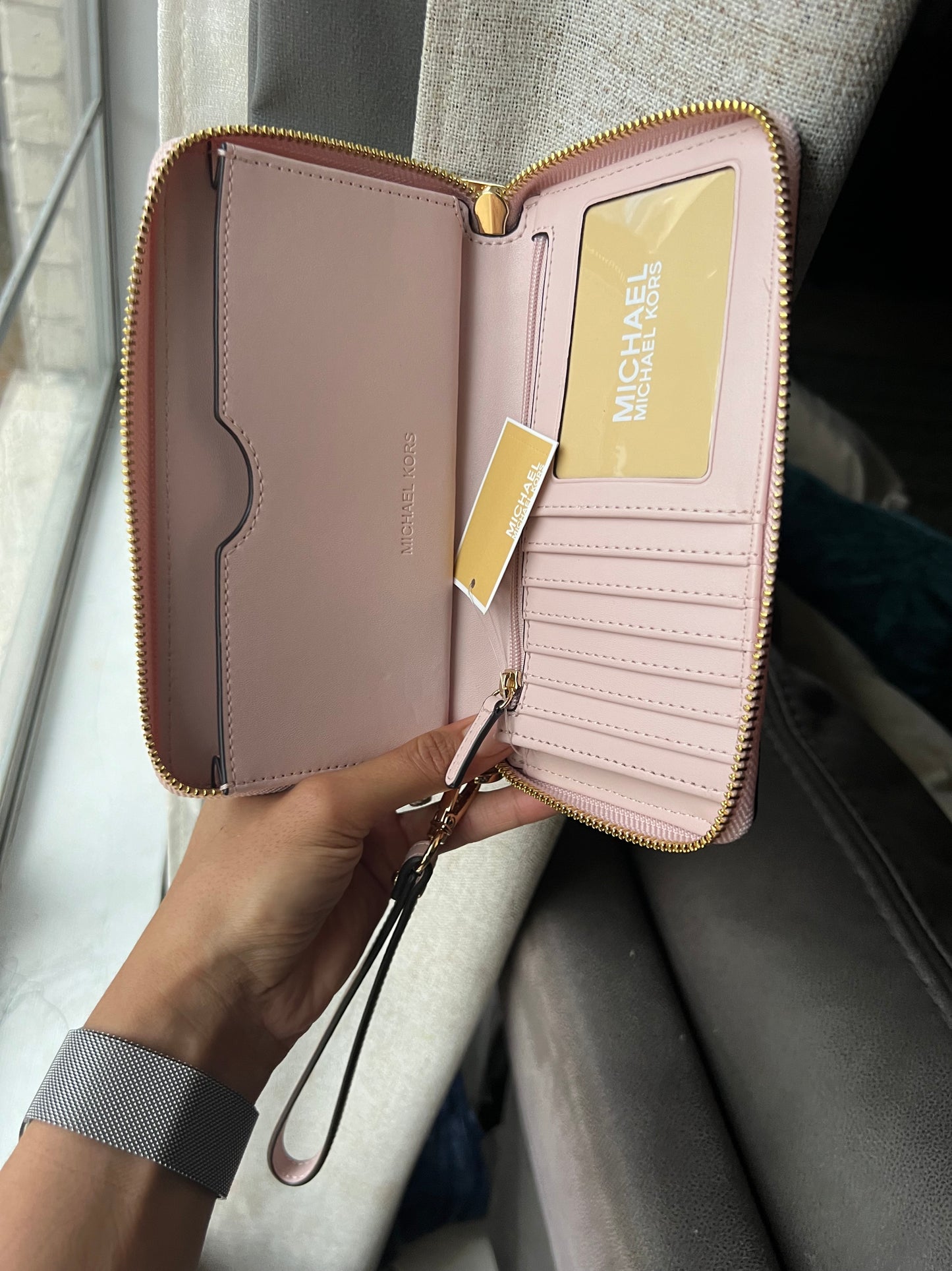 Cartera Michael Kors estilo muñequera baby pink