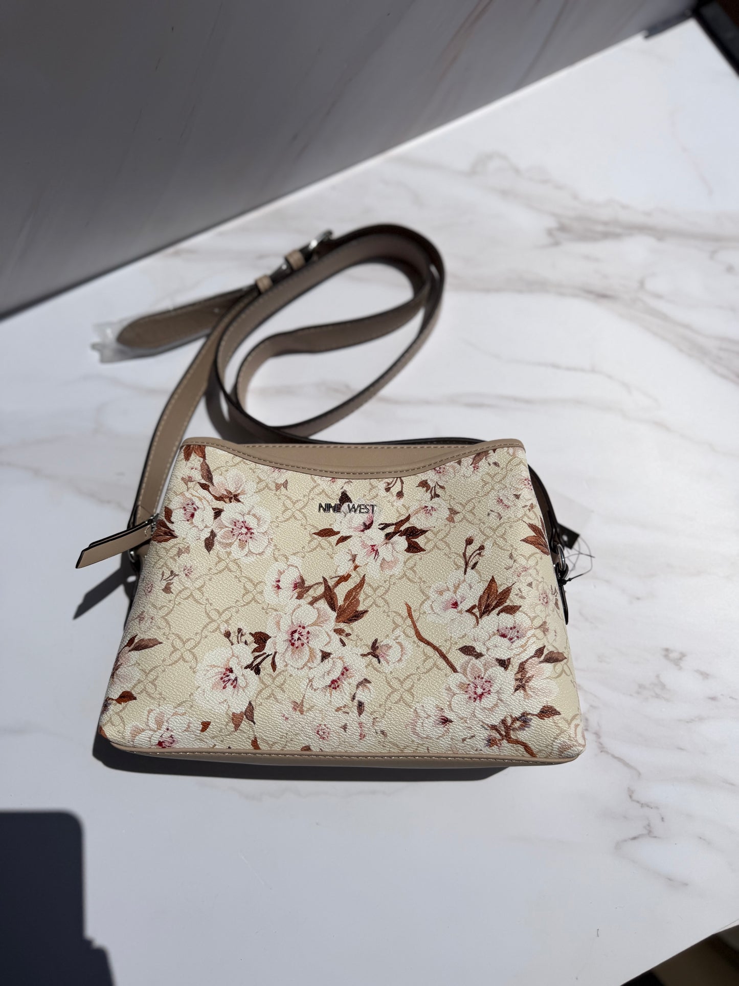 Crossbody NINE WEST- Color crema con flores chica