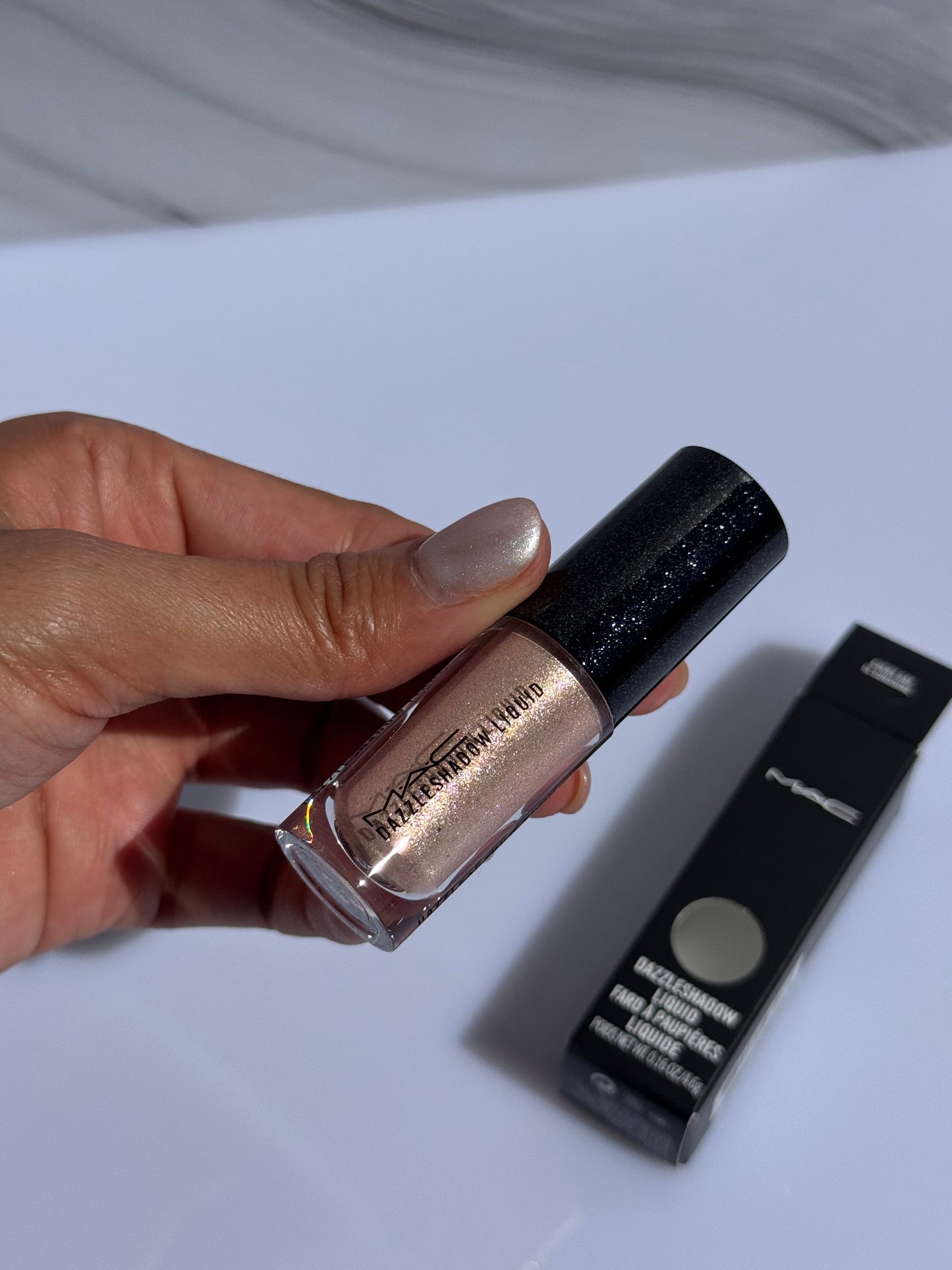 Sombra Líquida MAC tono Every Day Is Sunshine