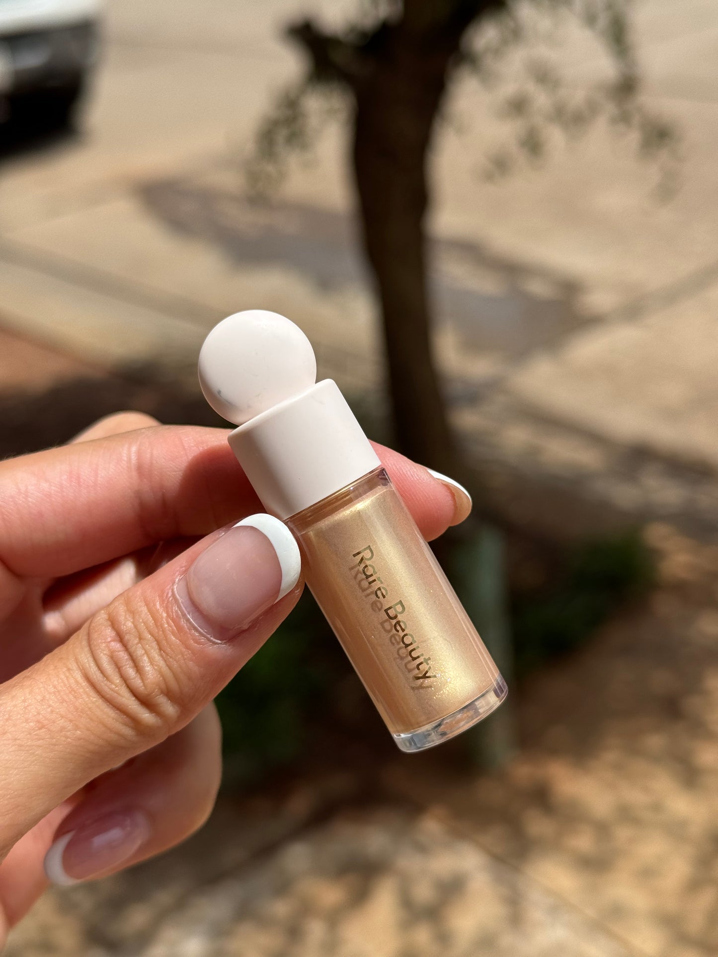 Mini Iluminador Rare Beauty Tono- OUTSHINE (Sin caja)