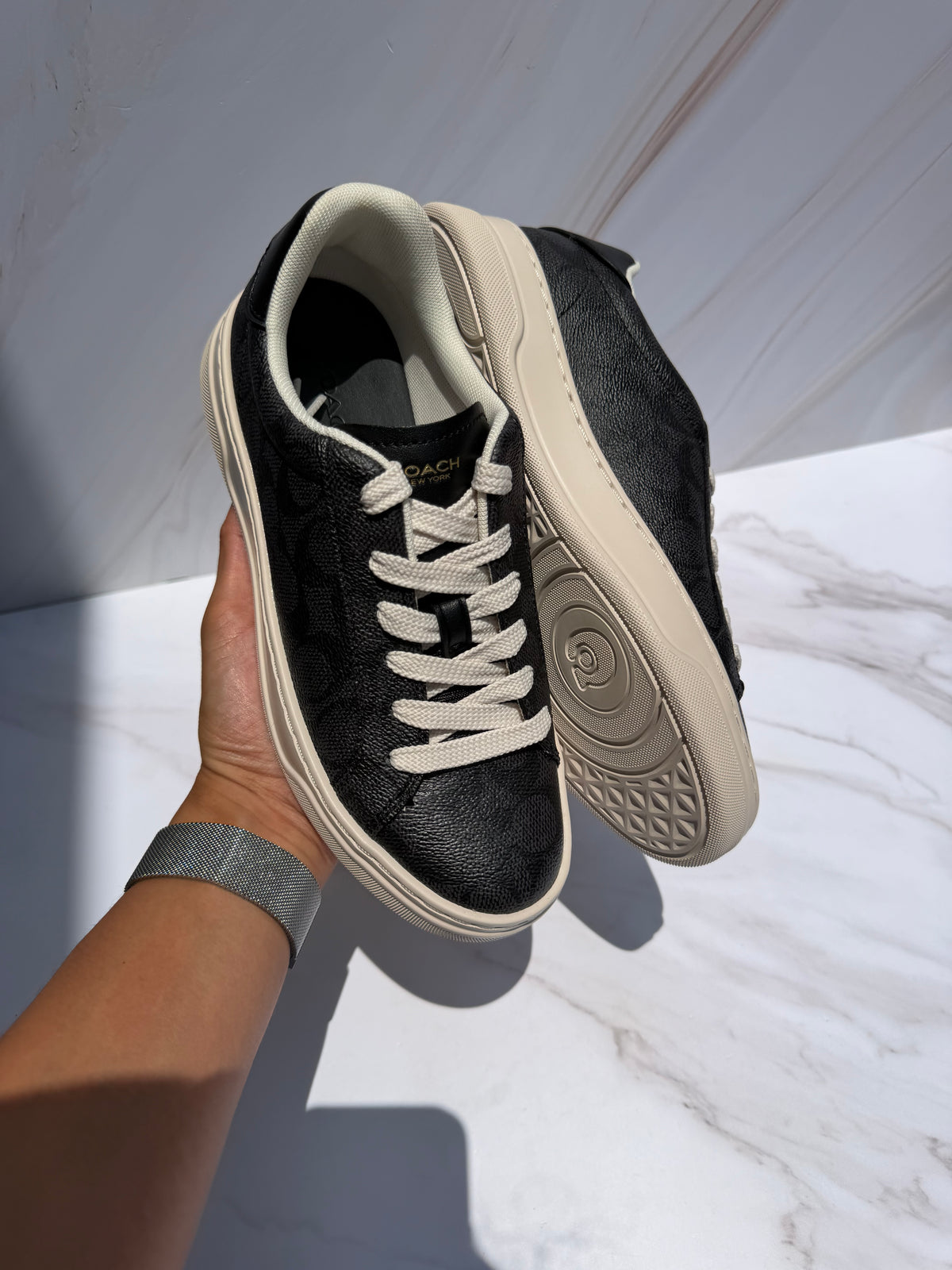 Tenis COACH talla 24mx negros con logo