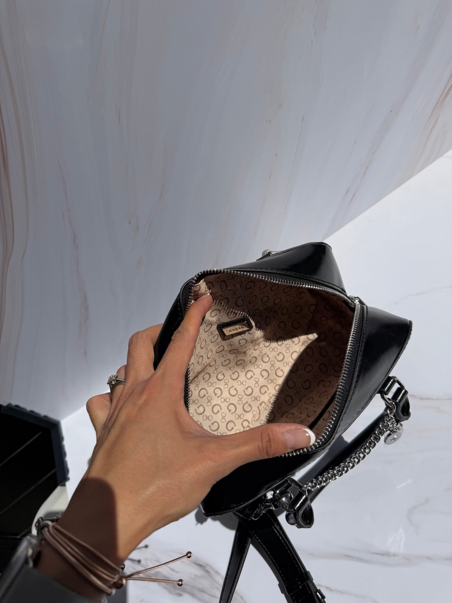 Crossbody GUESS Negra