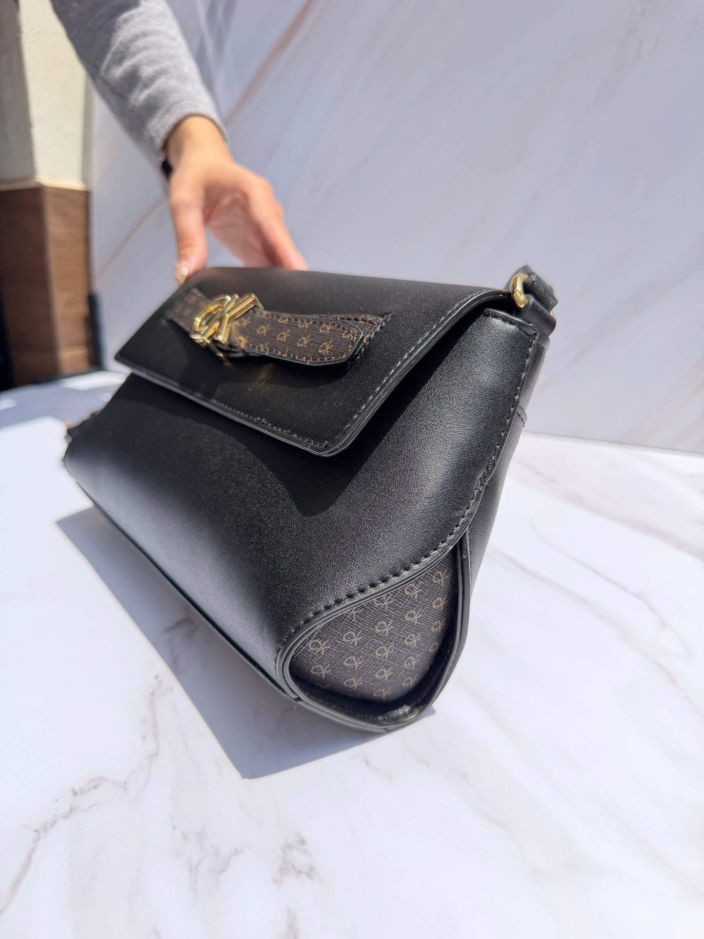 Crossbody Calvin Klein- negra con detalles en cafe