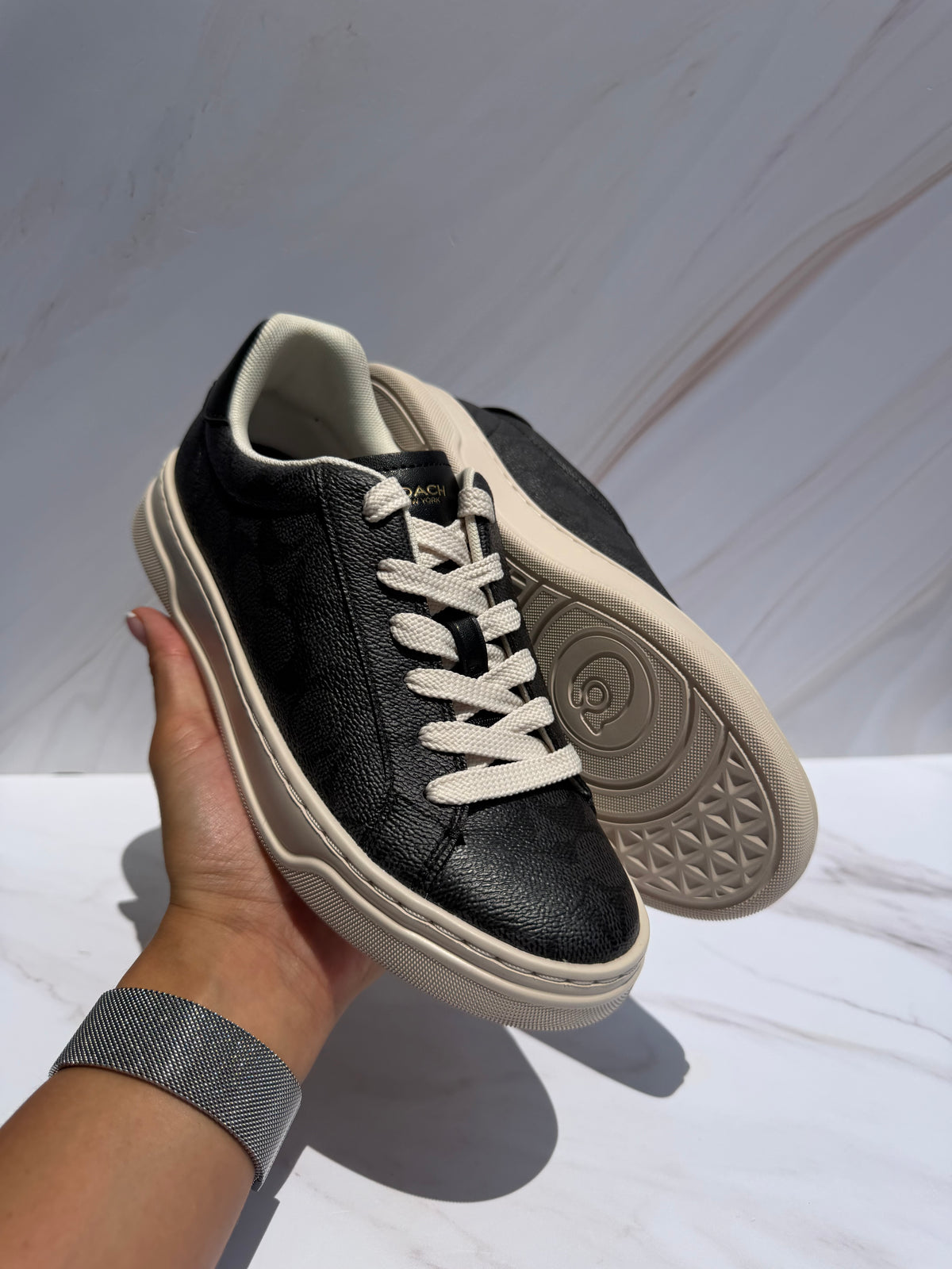 Tenis COACH talla 24mx negros con logo