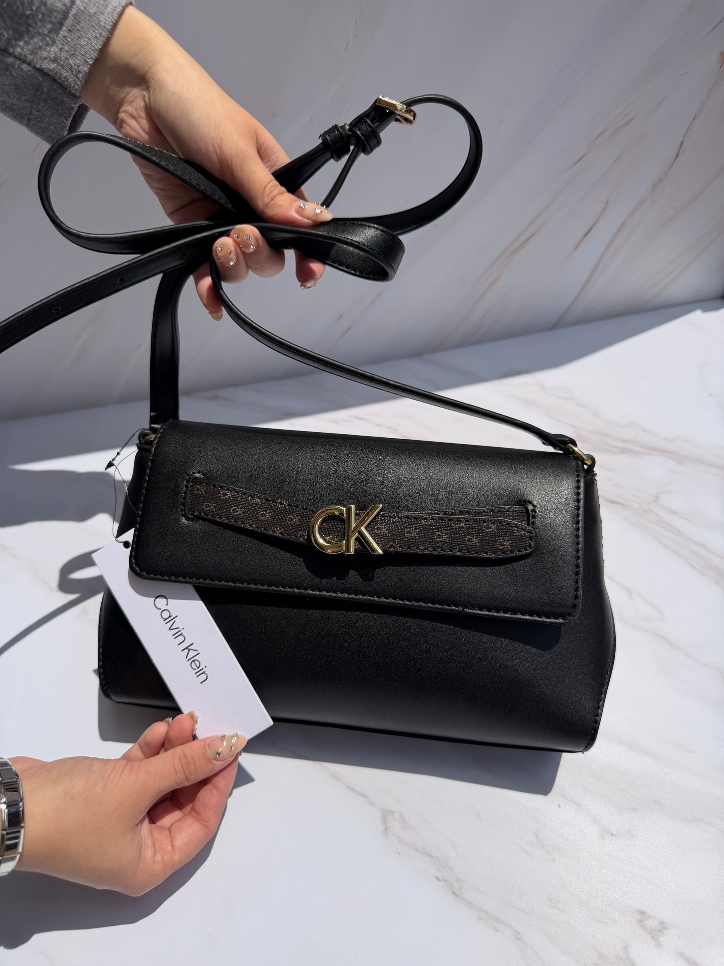Crossbody Calvin Klein- negra con detalles en cafe