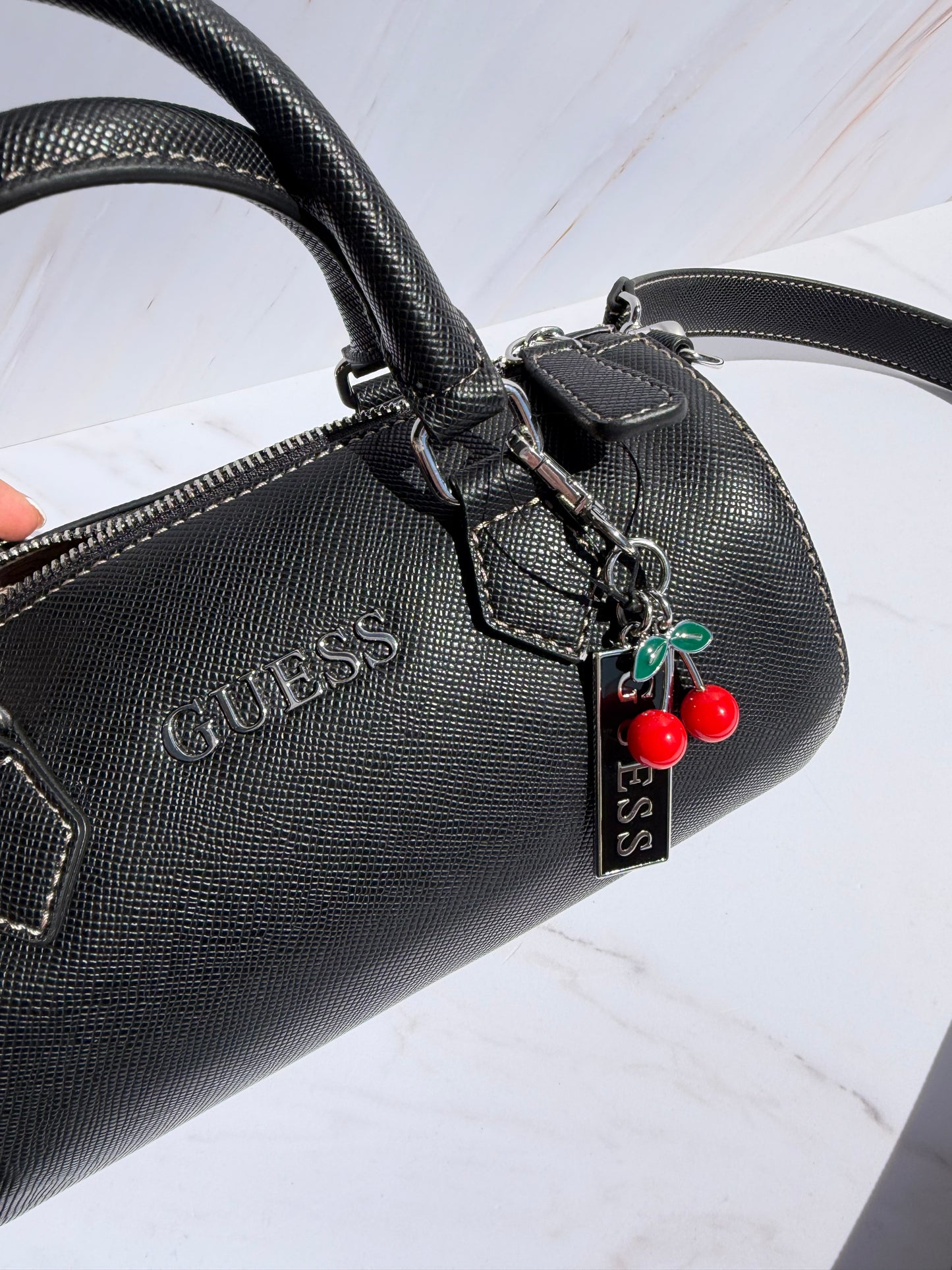 Crossbody GUESS con charm Cereza