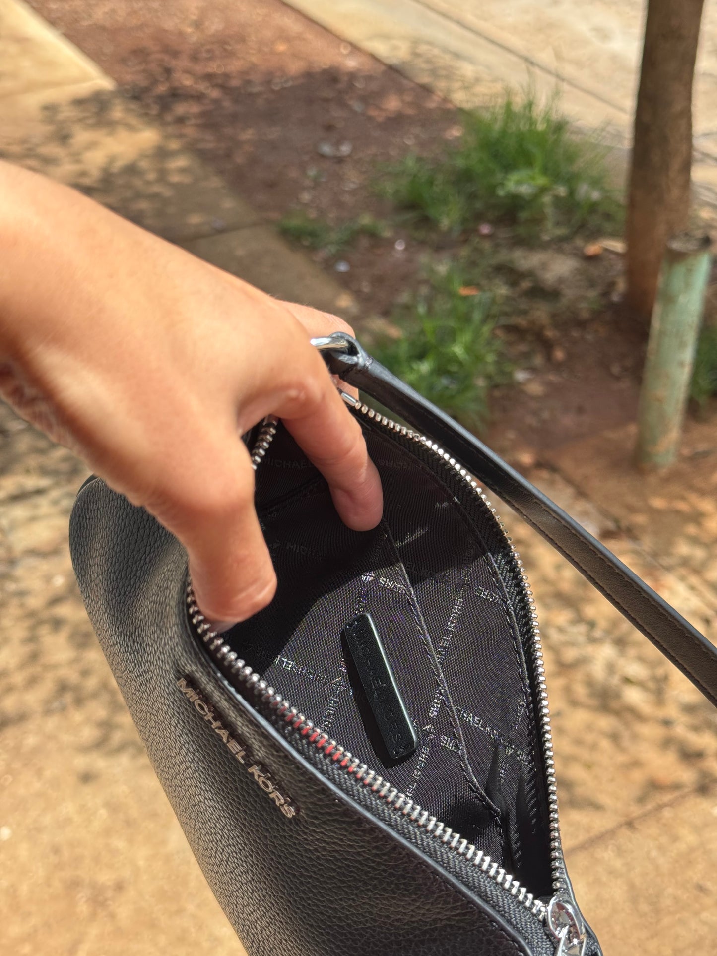 Convertible Wristlet Negra Michael Kors
