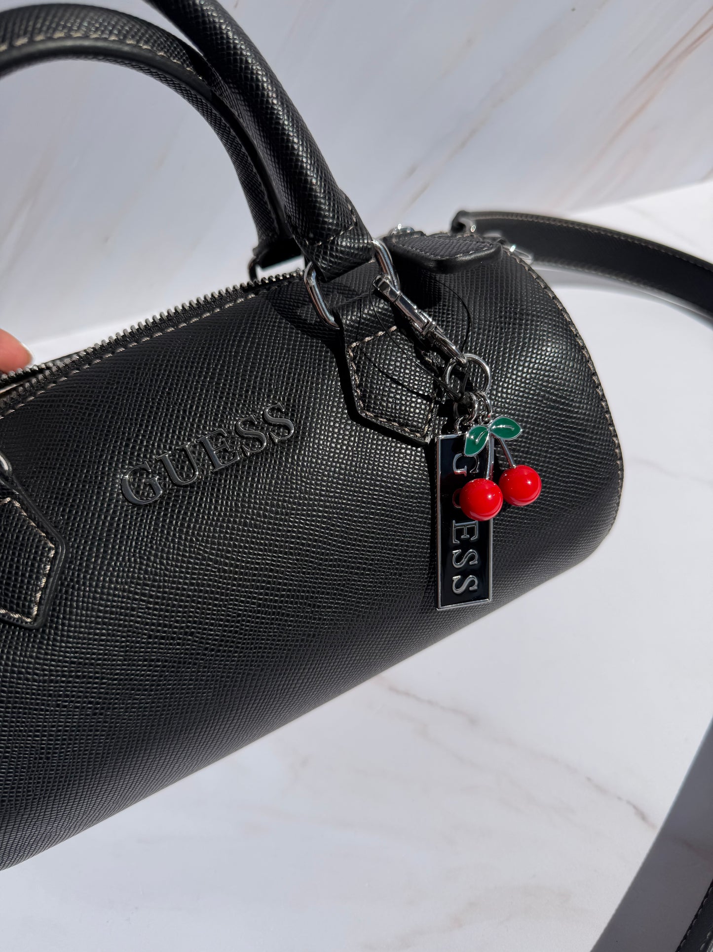 Crossbody GUESS con charm Cereza