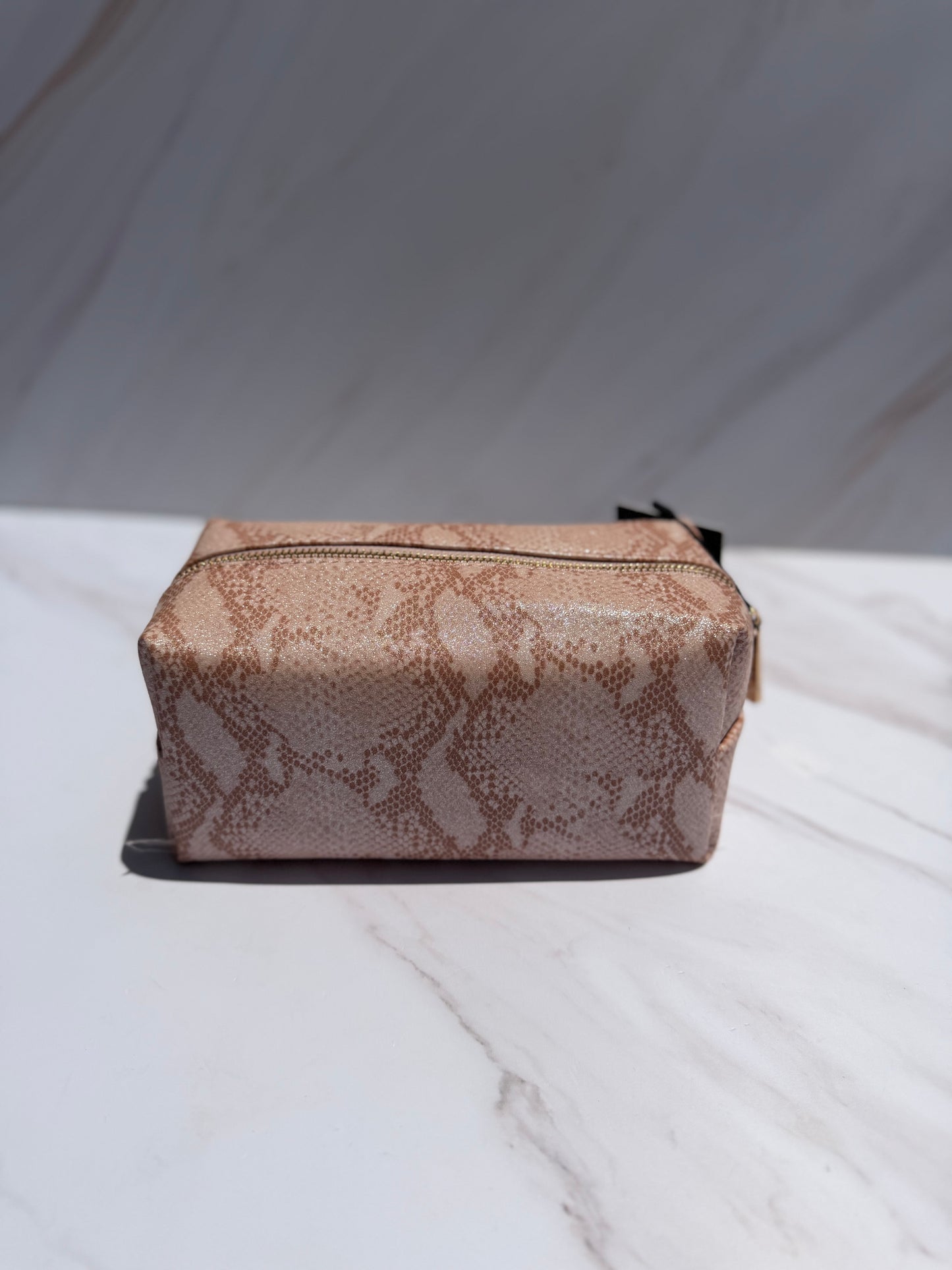 Cosmetiquera Nine West- estampado de serpiente color rosa