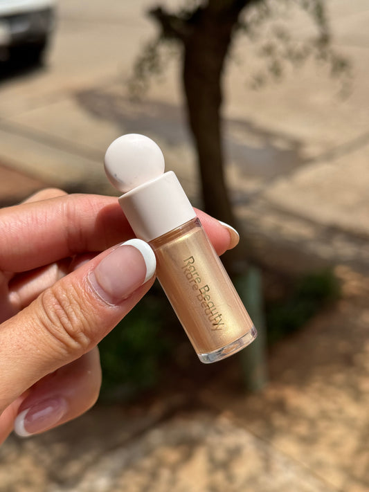 Mini Iluminador Rare Beauty Tono- OUTSHINE (Sin caja)