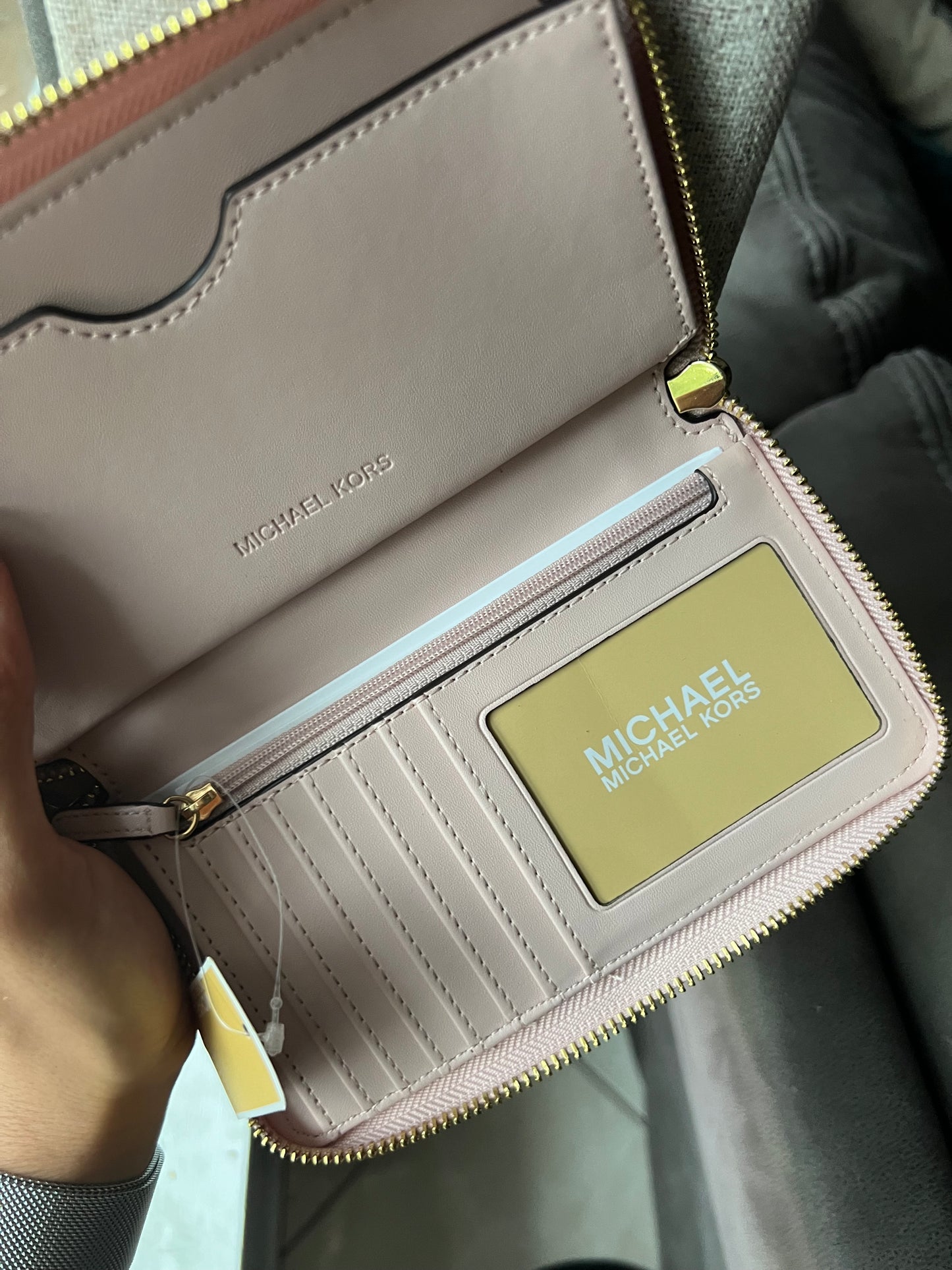 Cartera Michael Kors estilo muñequera baby pink