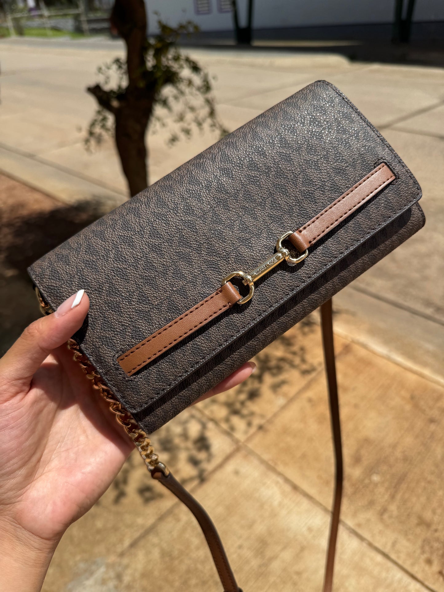 MICHAEL KORS OUTLET Carson Large Signature Logo Convertible Crossbody Bag CAFE