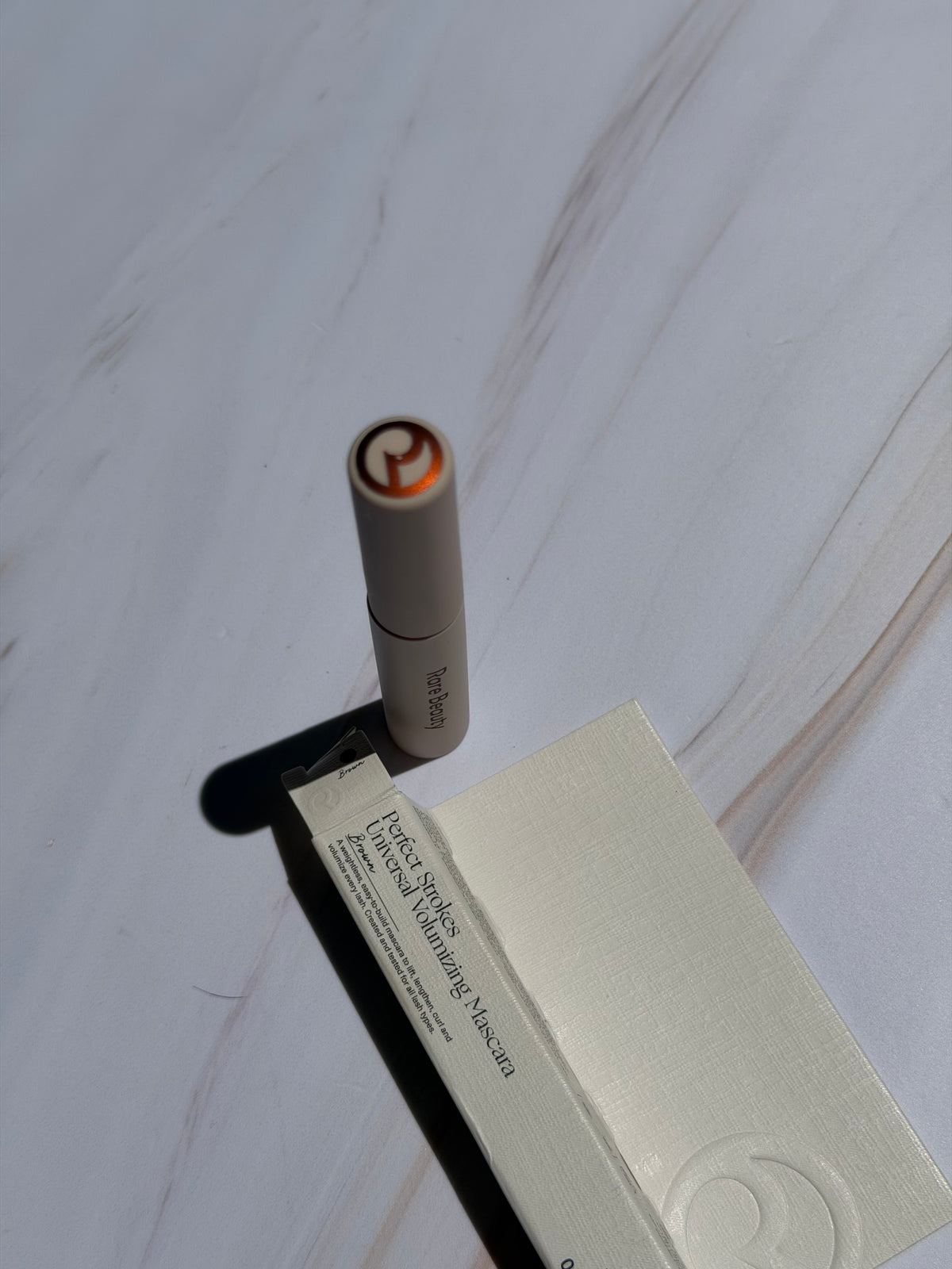 Rare Beauty by Selena Gomez- Mini Perfect Strokes Universal Volumizing Mascara tono- Brown 3.0ml
