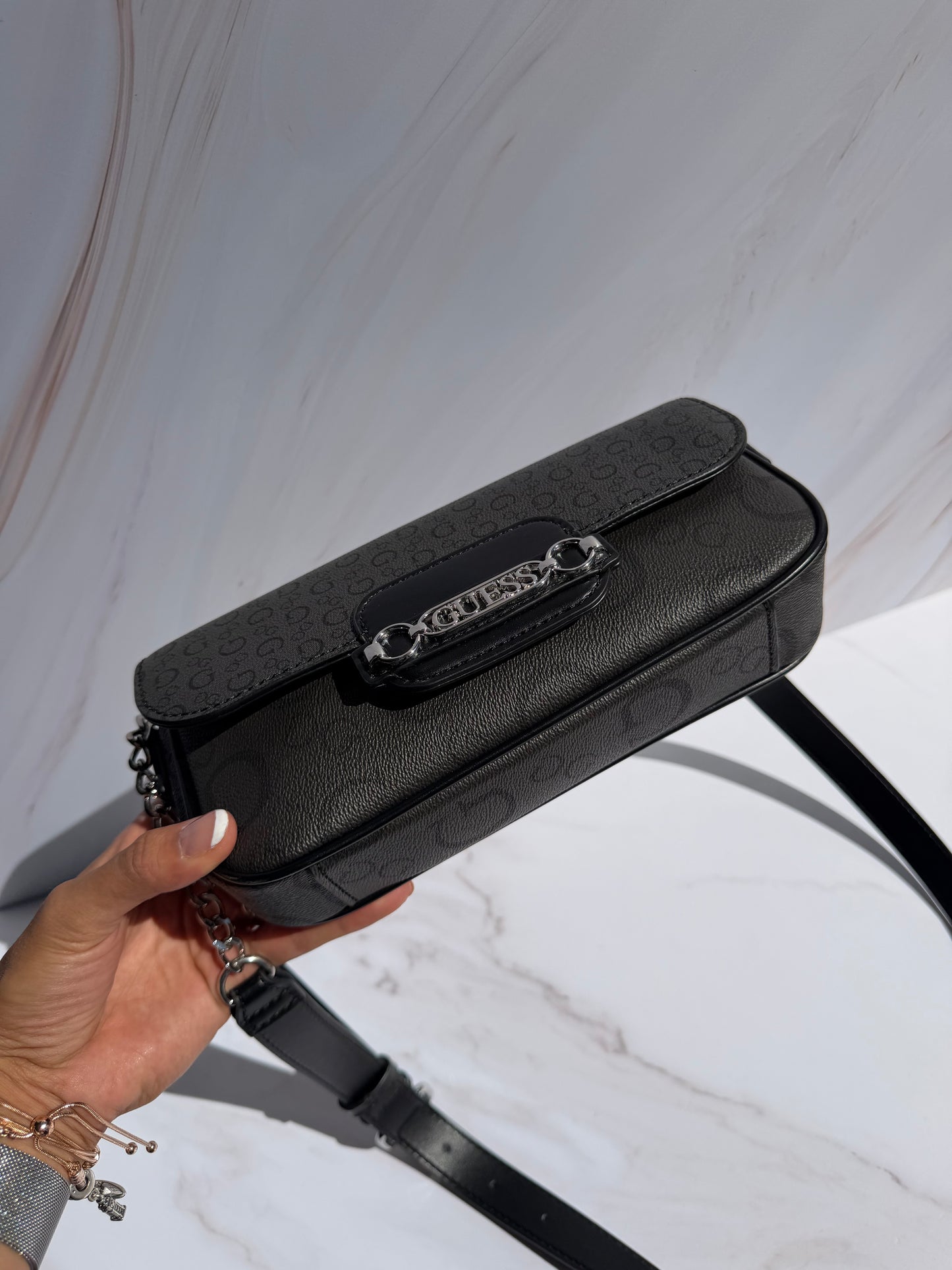 Crossbody GUESS Negra con logo